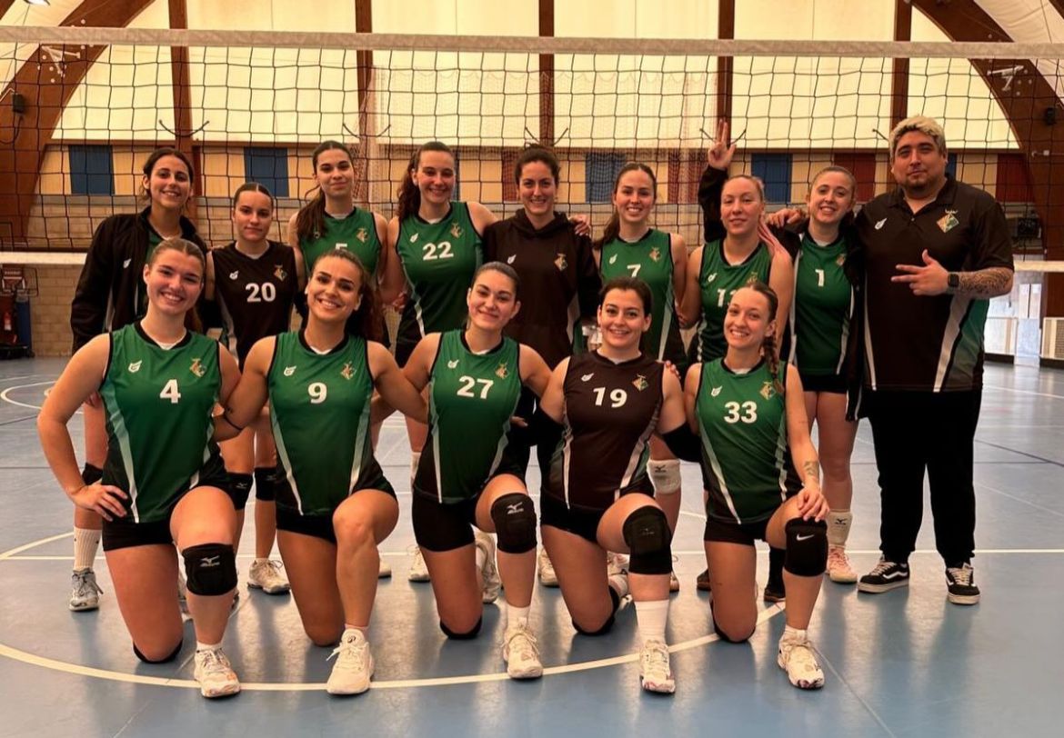 El sènior del Club de Vòlei després de la seva darrera victòria contra el Premià. Foto: CVC