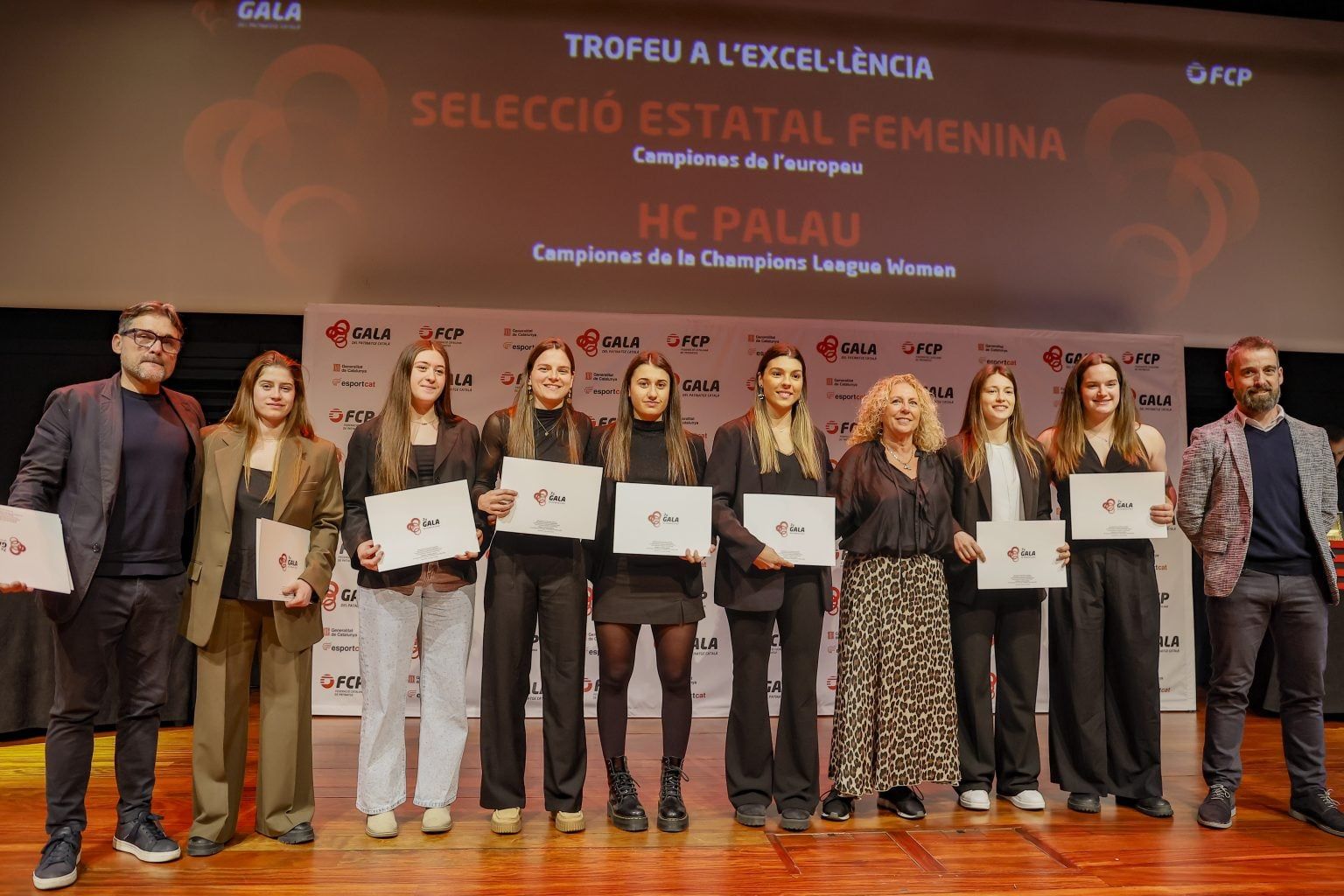Gemma Solé, quarta per l'esquerra, rebent el reconeixement a la selecció estatal. Foto: FCP