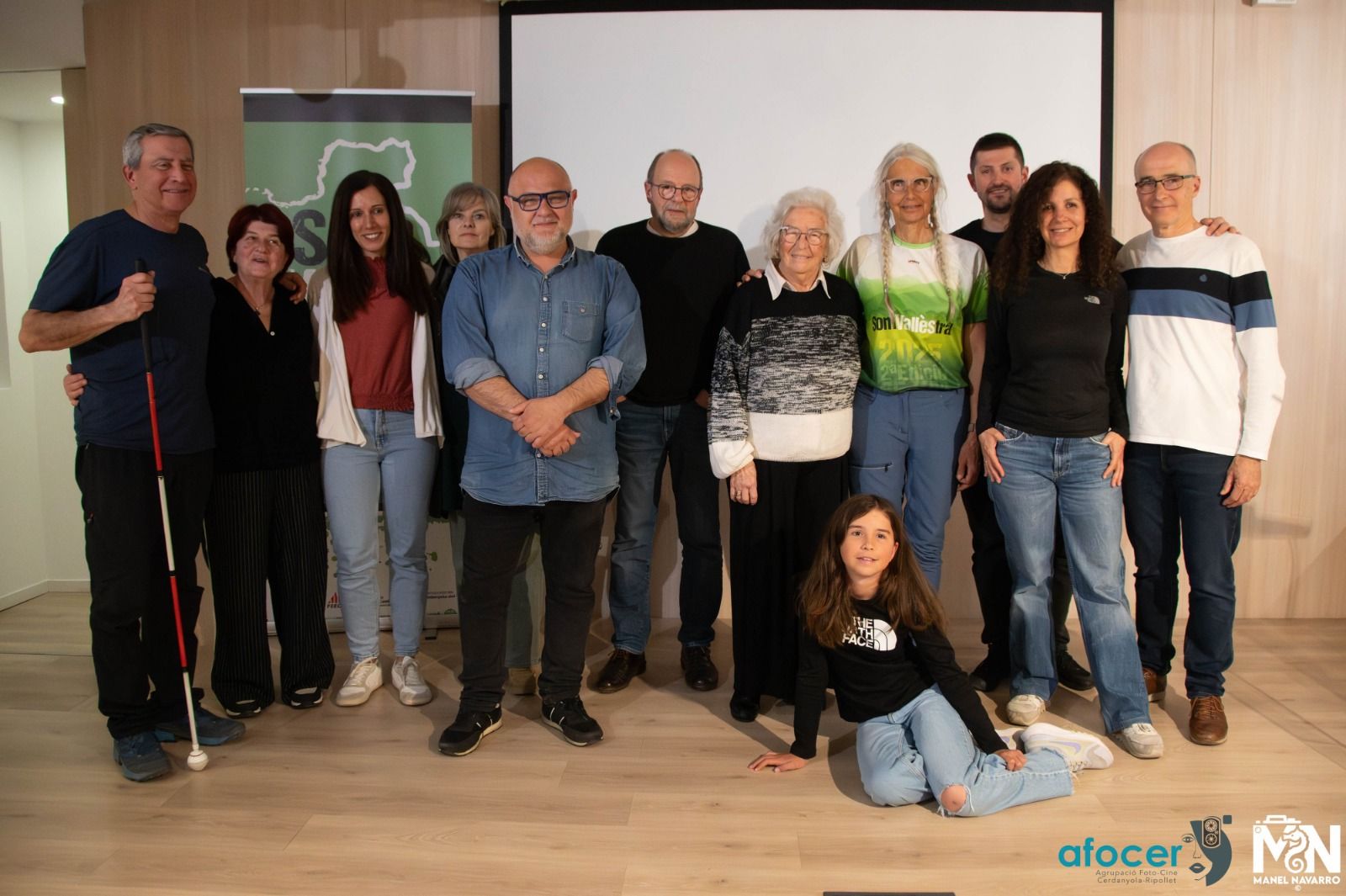 Foto de família de les persones i testimonis que van intervenir dimecres en la presentació de la caminada per relleus Som Vallès Trail 2026. FOTO: Manel Navarro