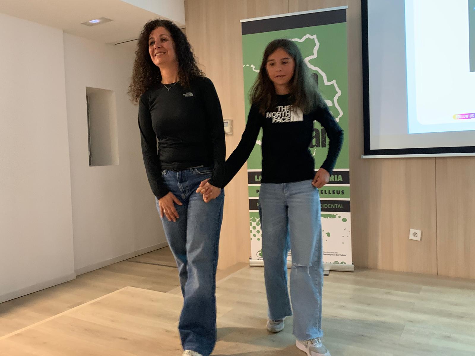 Joana Cervera i la seva filla Ànnia, de la fundació 'Els vuit mil estels de l'Ànnia' FOTO: Judit Josa