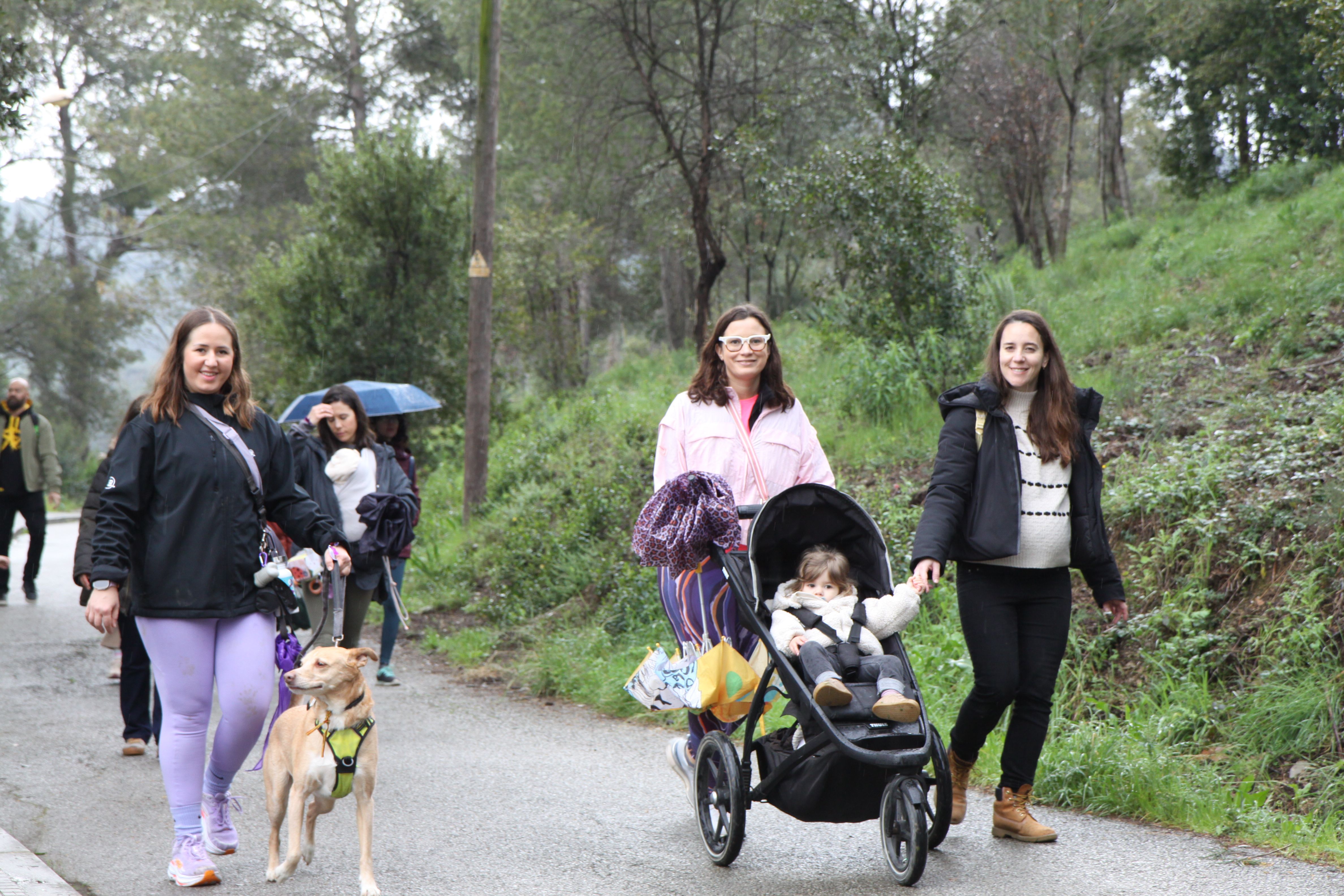 Famílies i amics han passejat per Cerdanyola sota una pluja intermitent. Foto: Laia Jubany