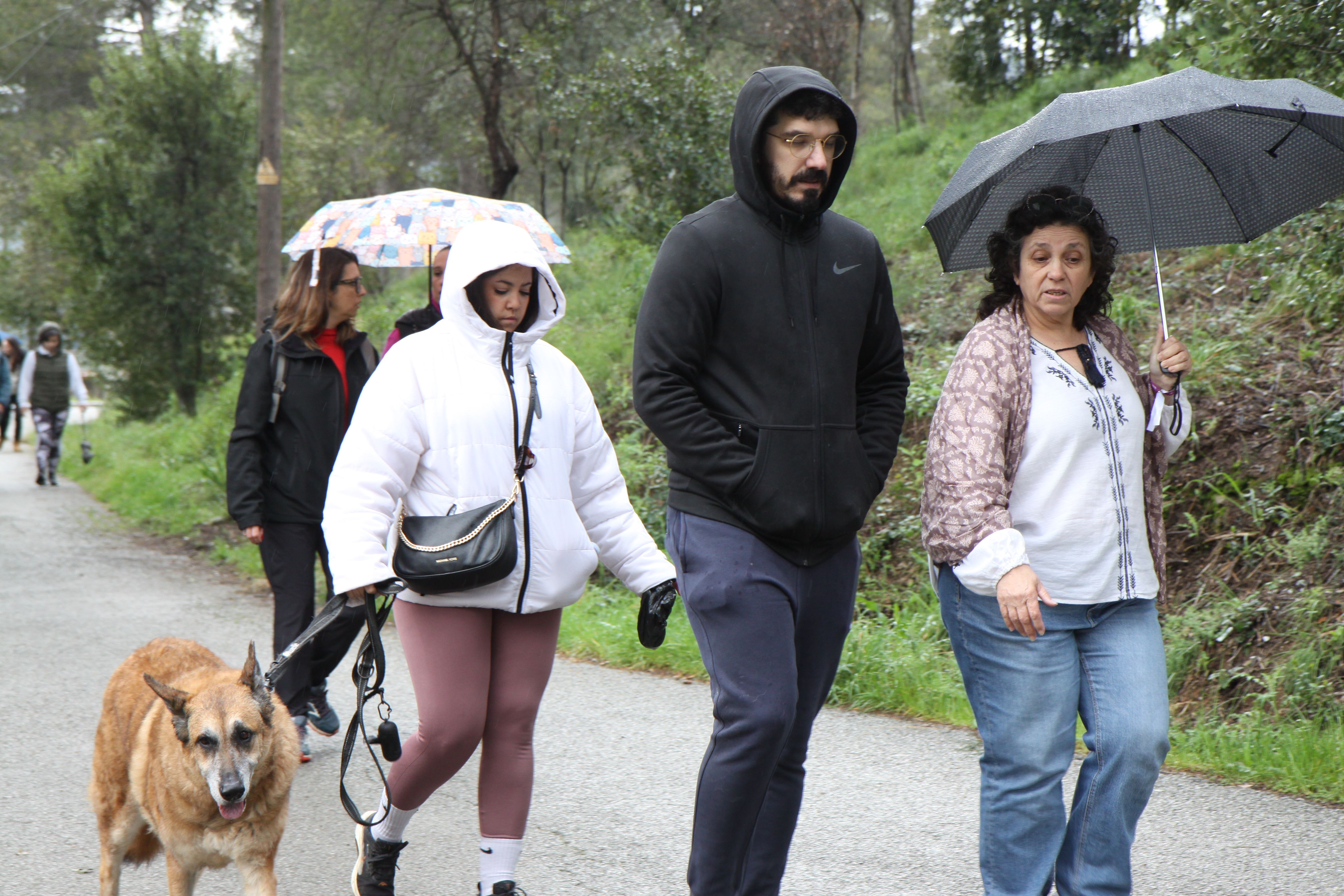 Famílies i amics han passejat per Cerdanyola sota una pluja intermitent. Foto: Laia Jubany
