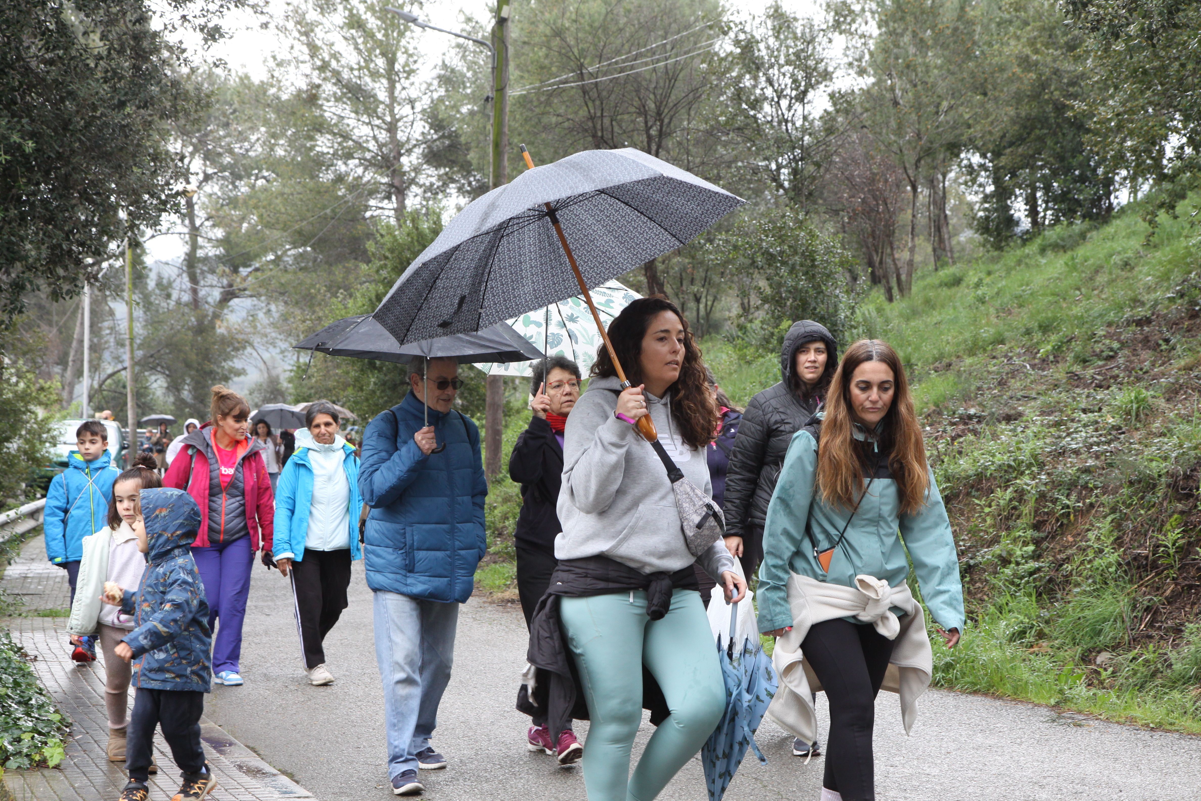 Famílies i amics han passejat per Cerdanyola sota una pluja intermitent. Foto: Laia Jubany
