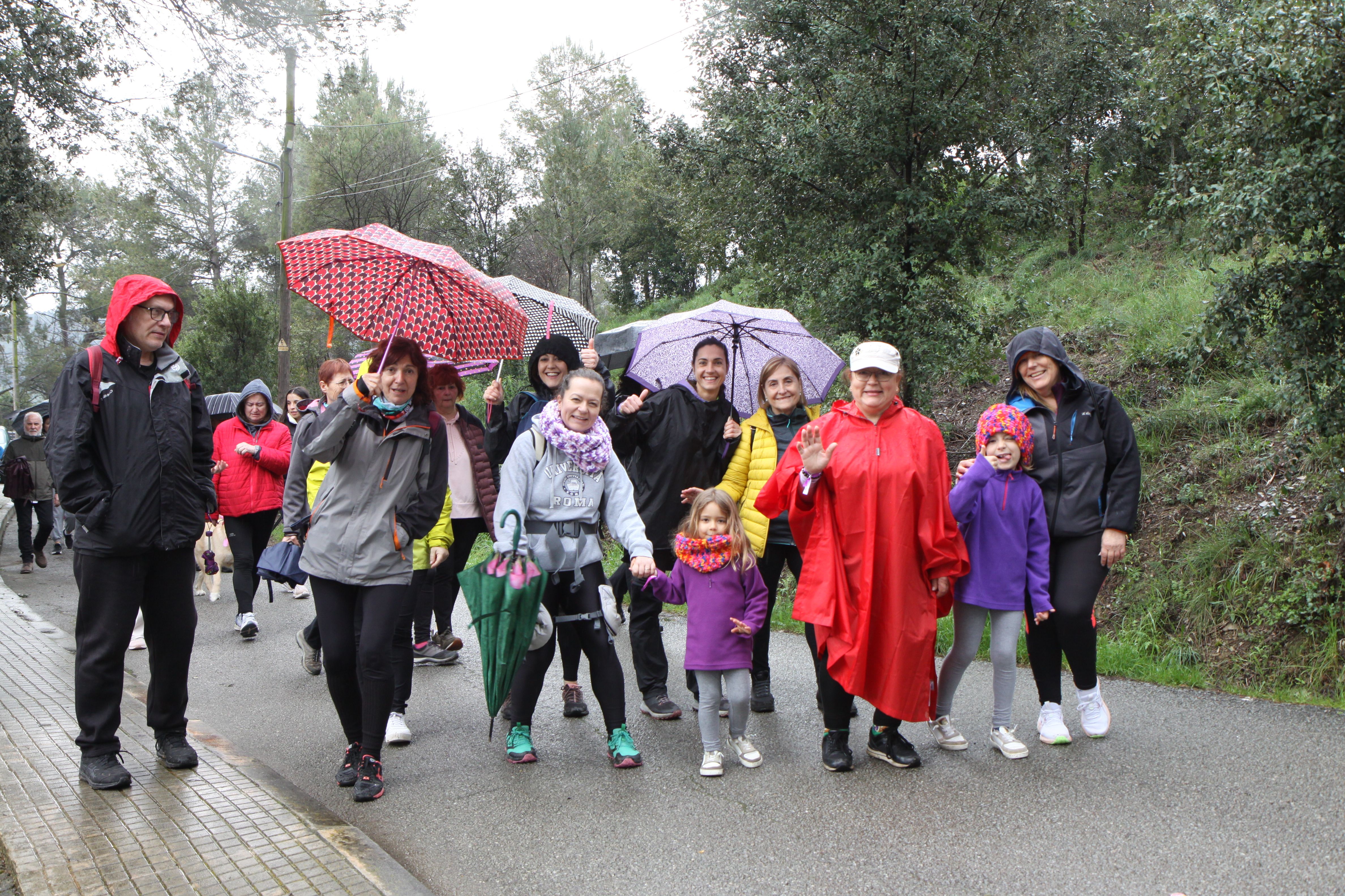 Famílies i amics han passejat per Cerdanyola sota una pluja intermitent. Foto: Laia Jubany