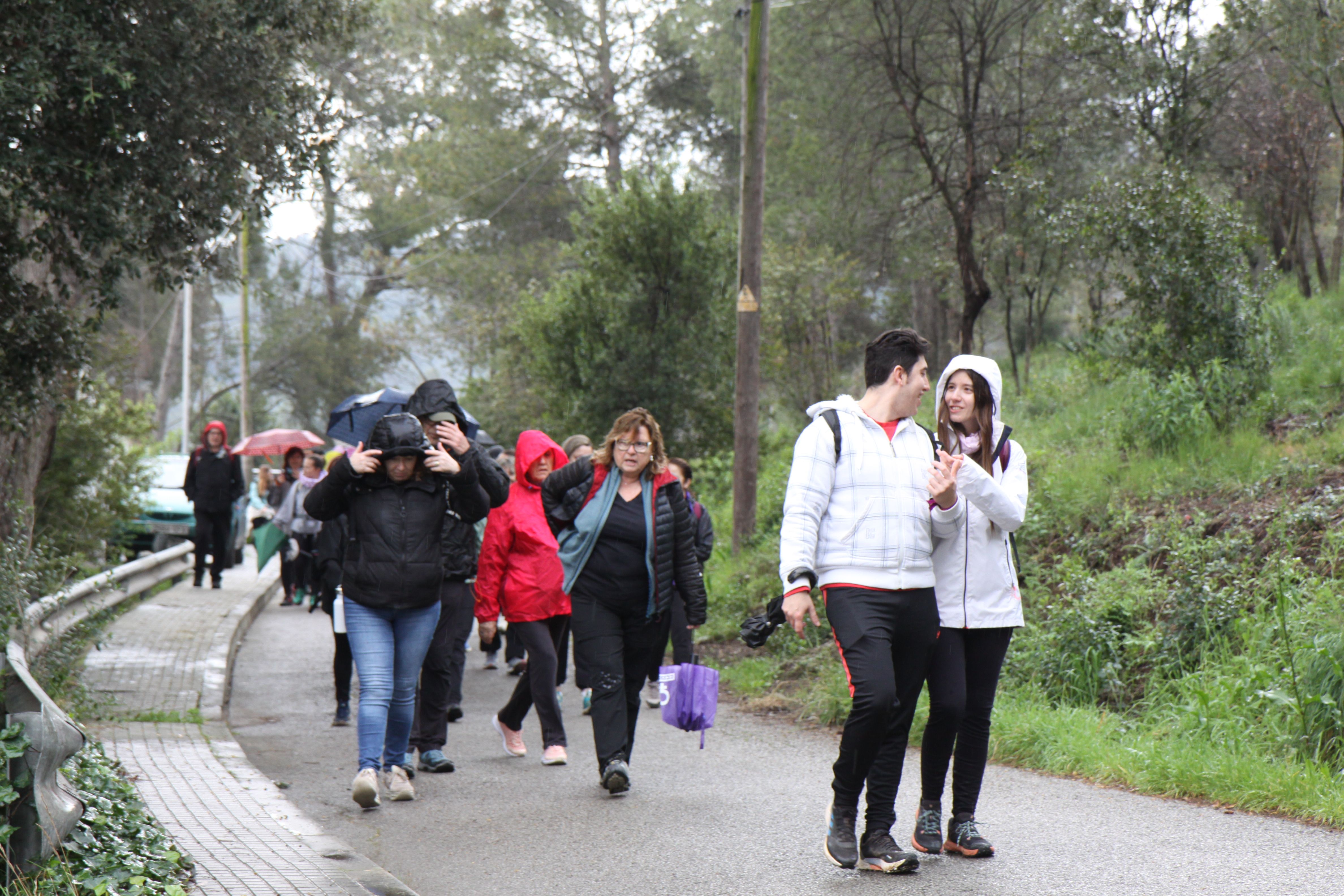 Famílies i amics han passejat per Cerdanyola sota una pluja intermitent. Foto: Laia Jubany