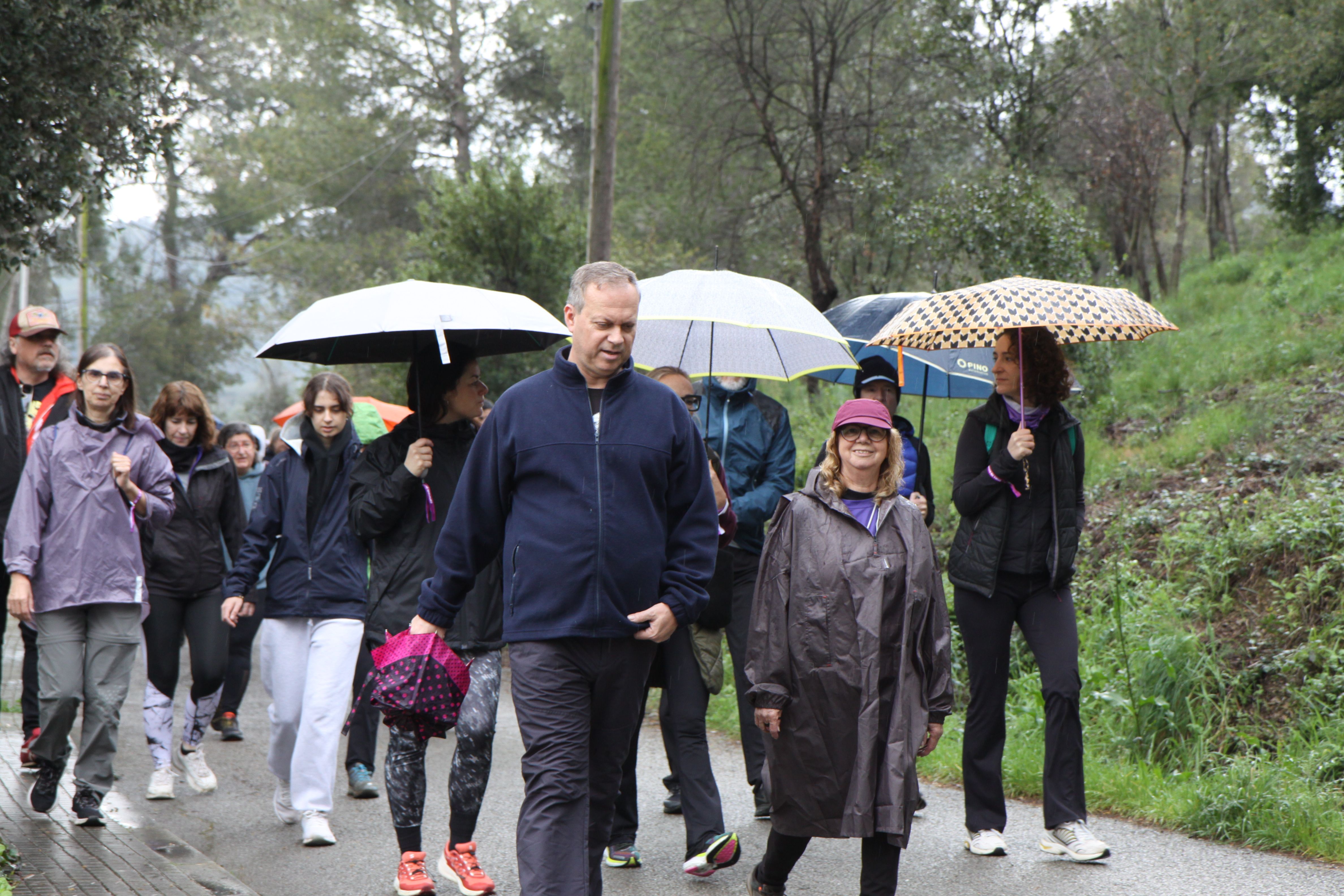 Famílies i amics han passejat per Cerdanyola sota una pluja intermitent. Foto: Laia Jubany