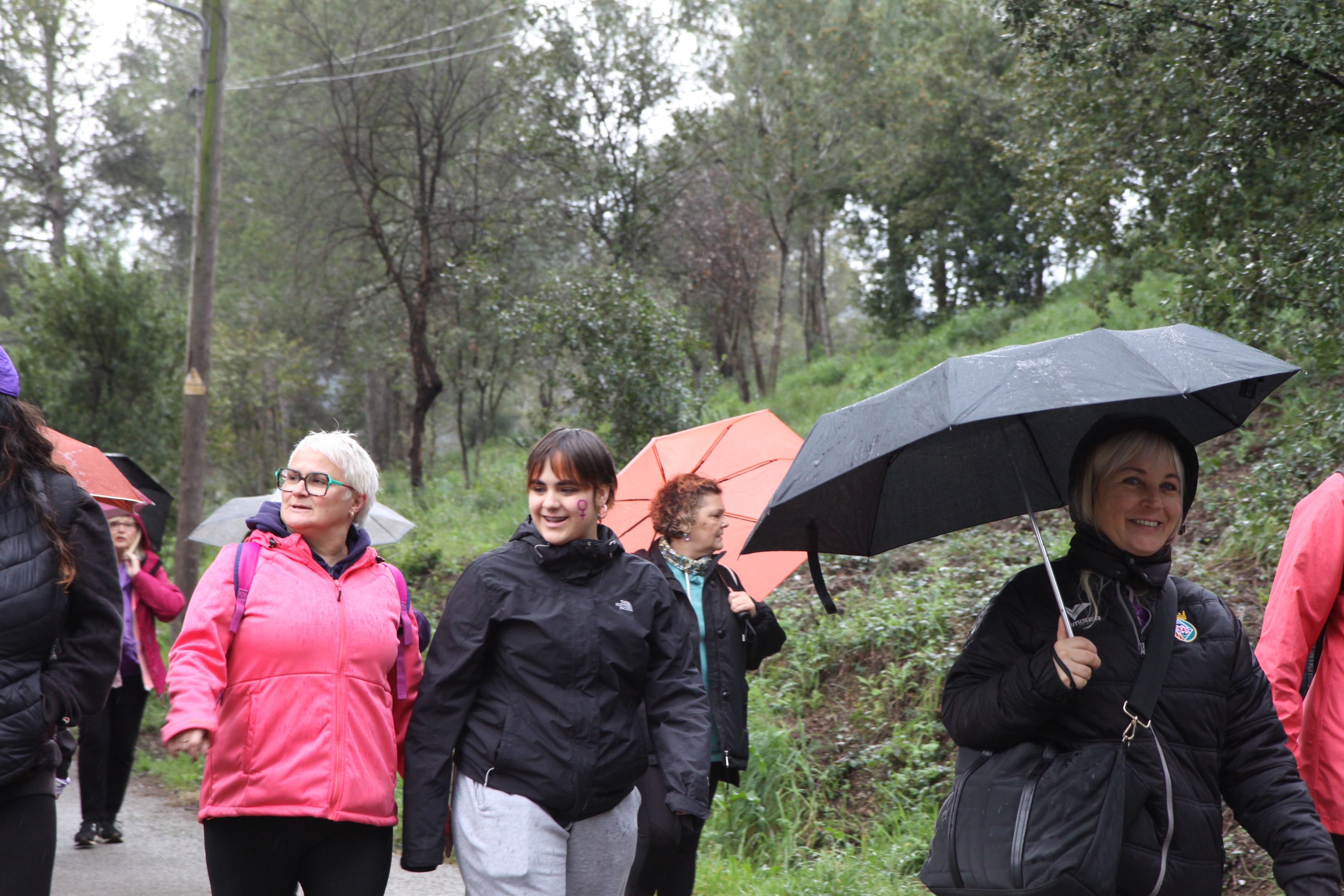 Famílies i amics han passejat per Cerdanyola sota una pluja intermitent. Foto: Laia Jubany