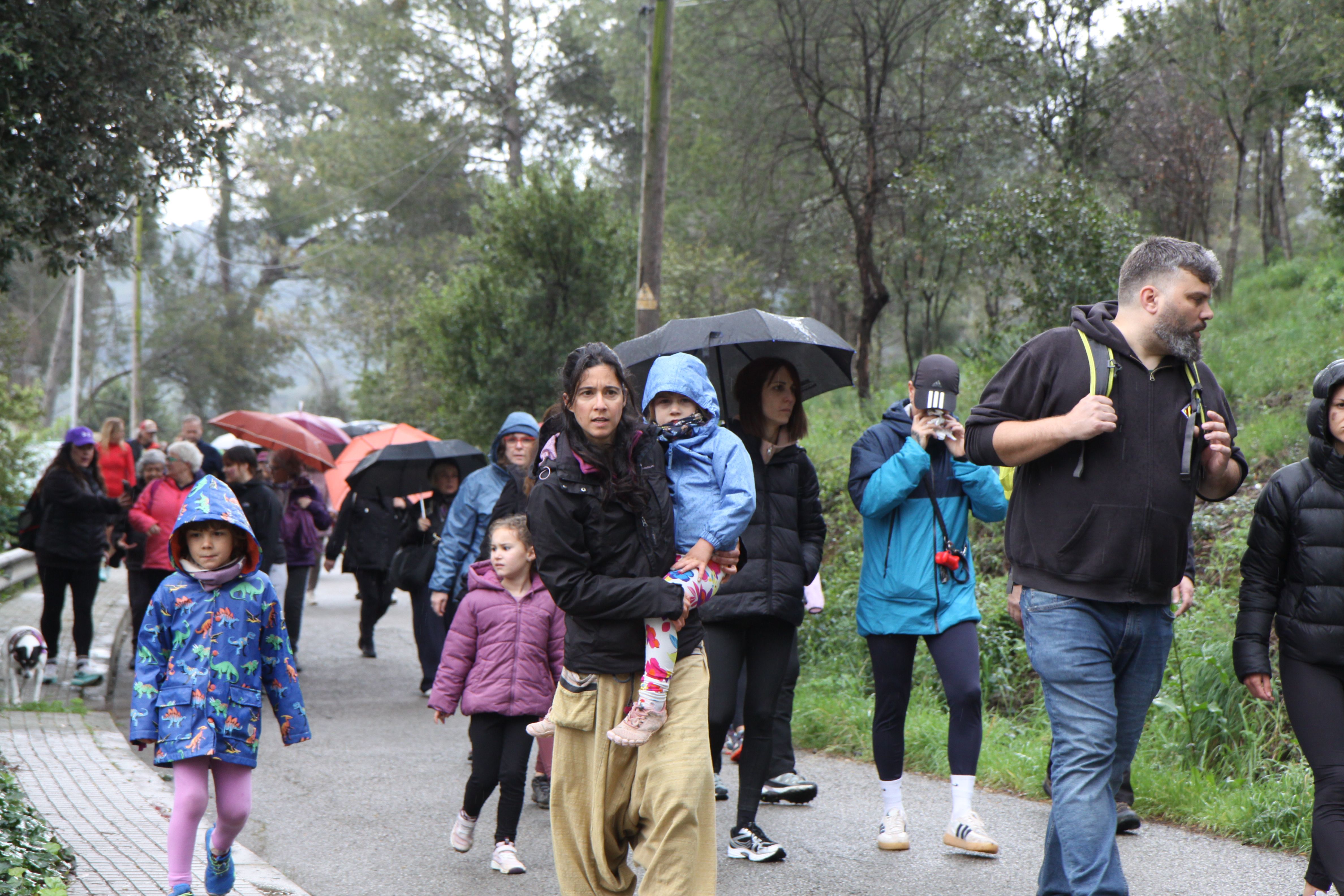 Famílies i amics han passejat per Cerdanyola sota una pluja intermitent. Foto: Laia Jubany