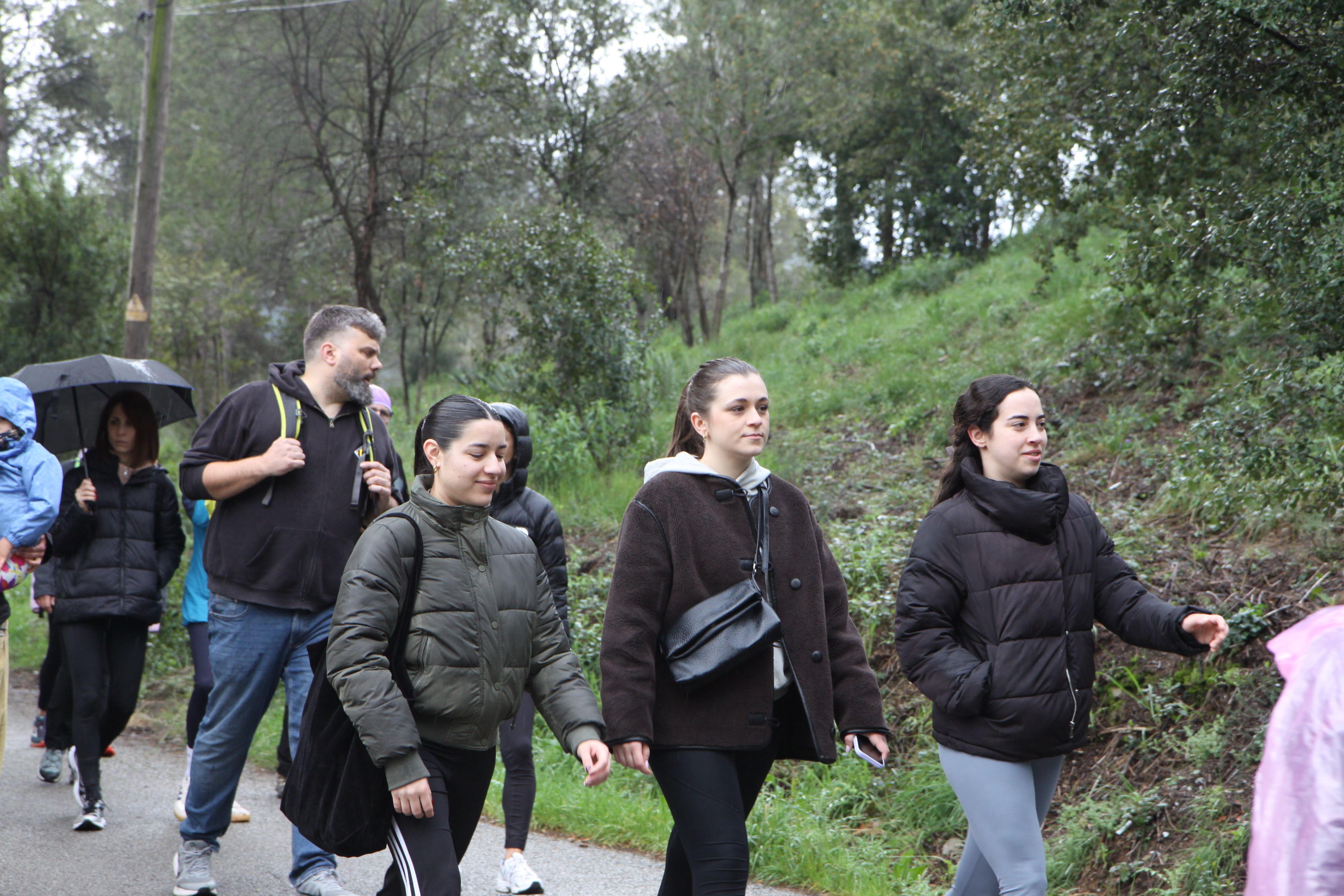Famílies i amics han passejat per Cerdanyola sota una pluja intermitent. Foto: Laia Jubany