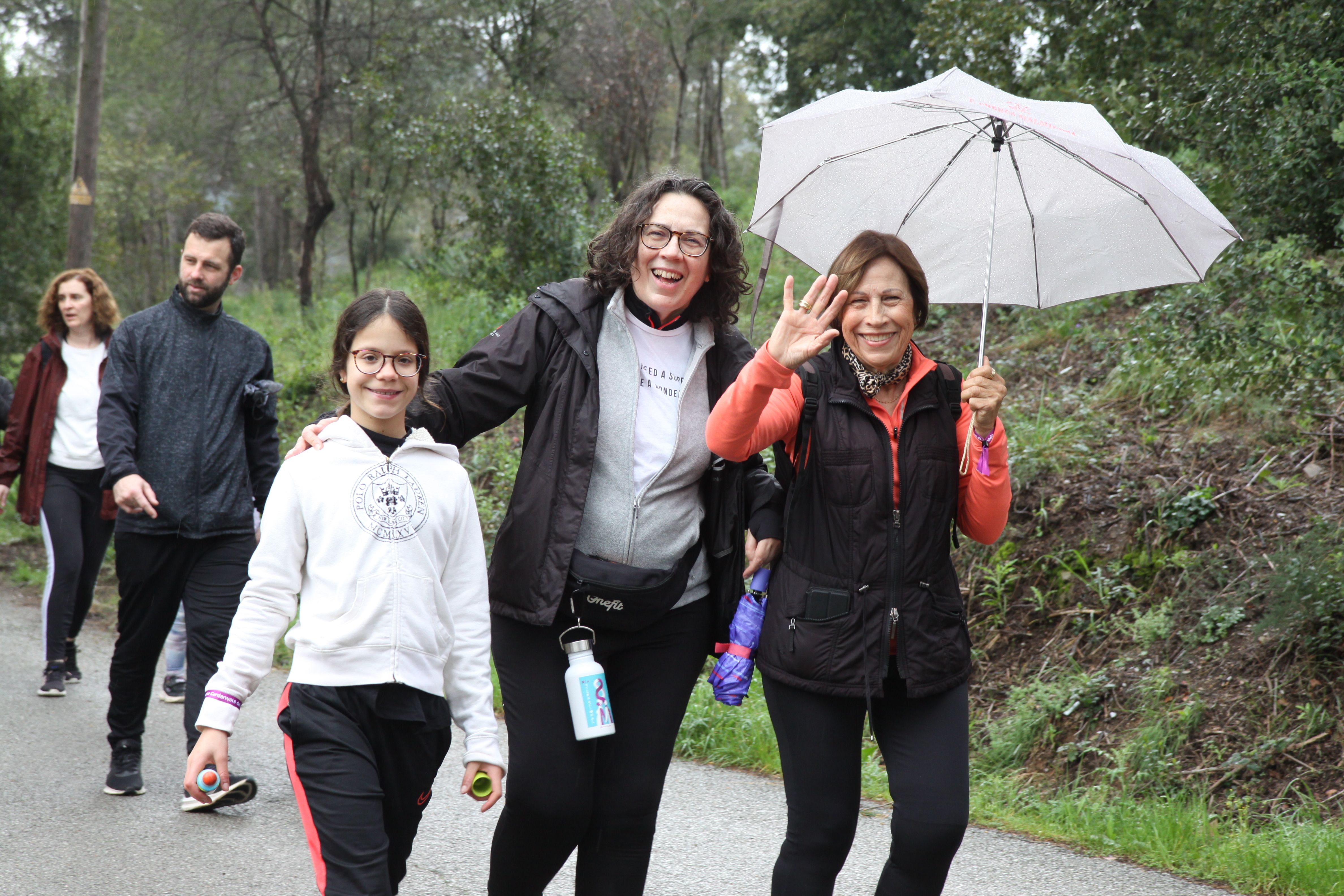 Famílies i amics han passejat per Cerdanyola sota una pluja intermitent. Foto: Laia Jubany