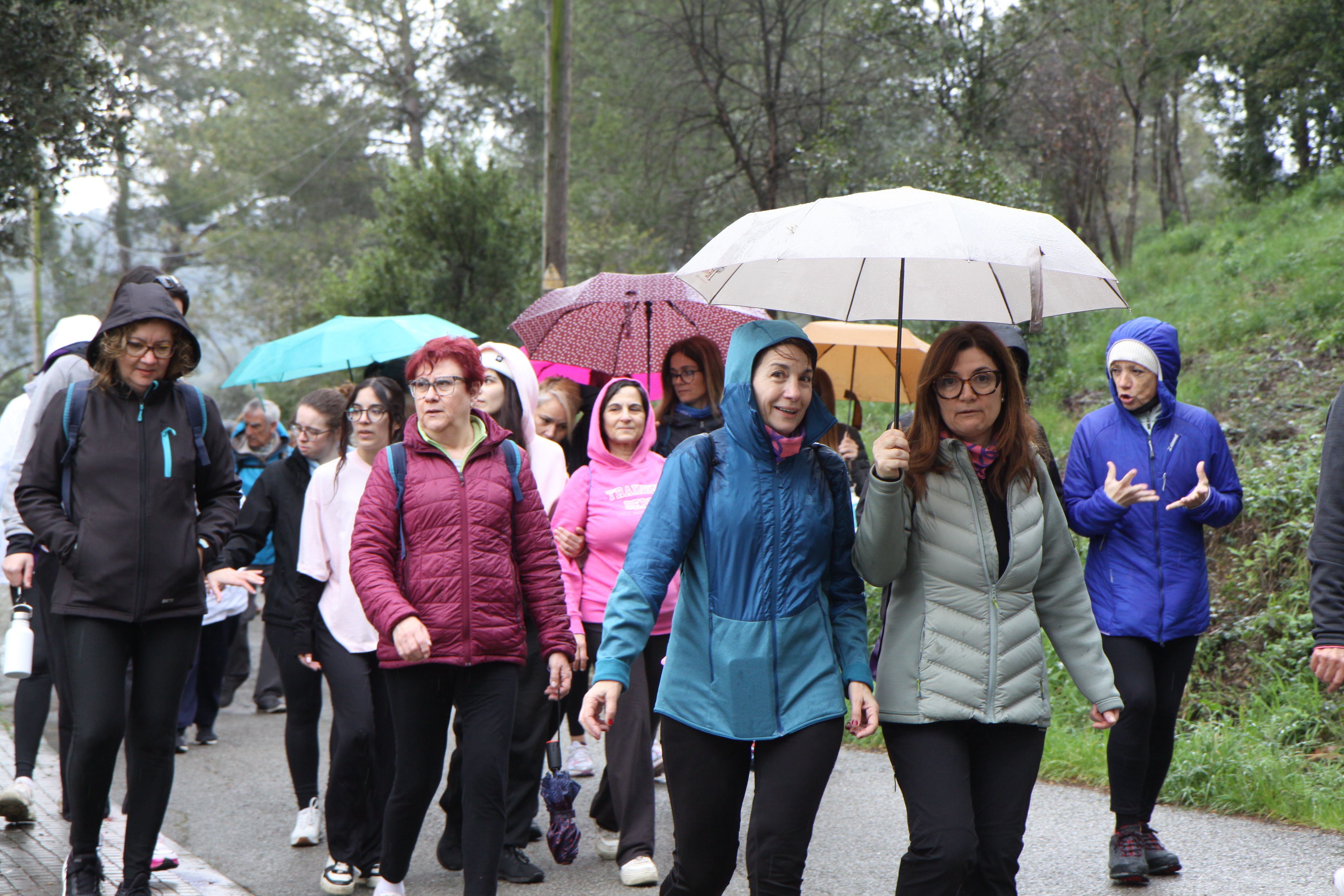 Famílies i amics han passejat per Cerdanyola sota una pluja intermitent. Foto: Laia Jubany