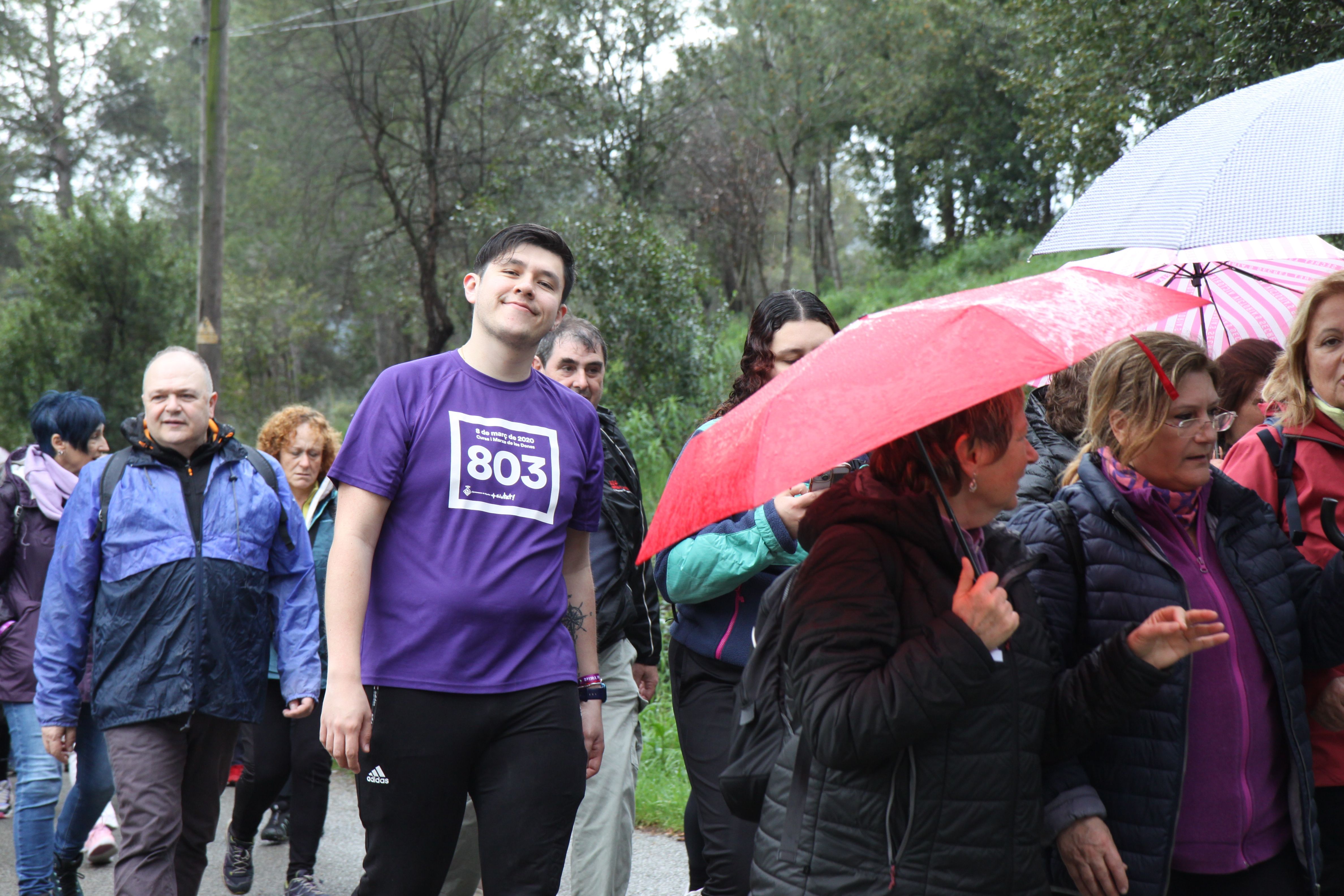 Famílies i amics han passejat per Cerdanyola sota una pluja intermitent. Foto: Laia Jubany