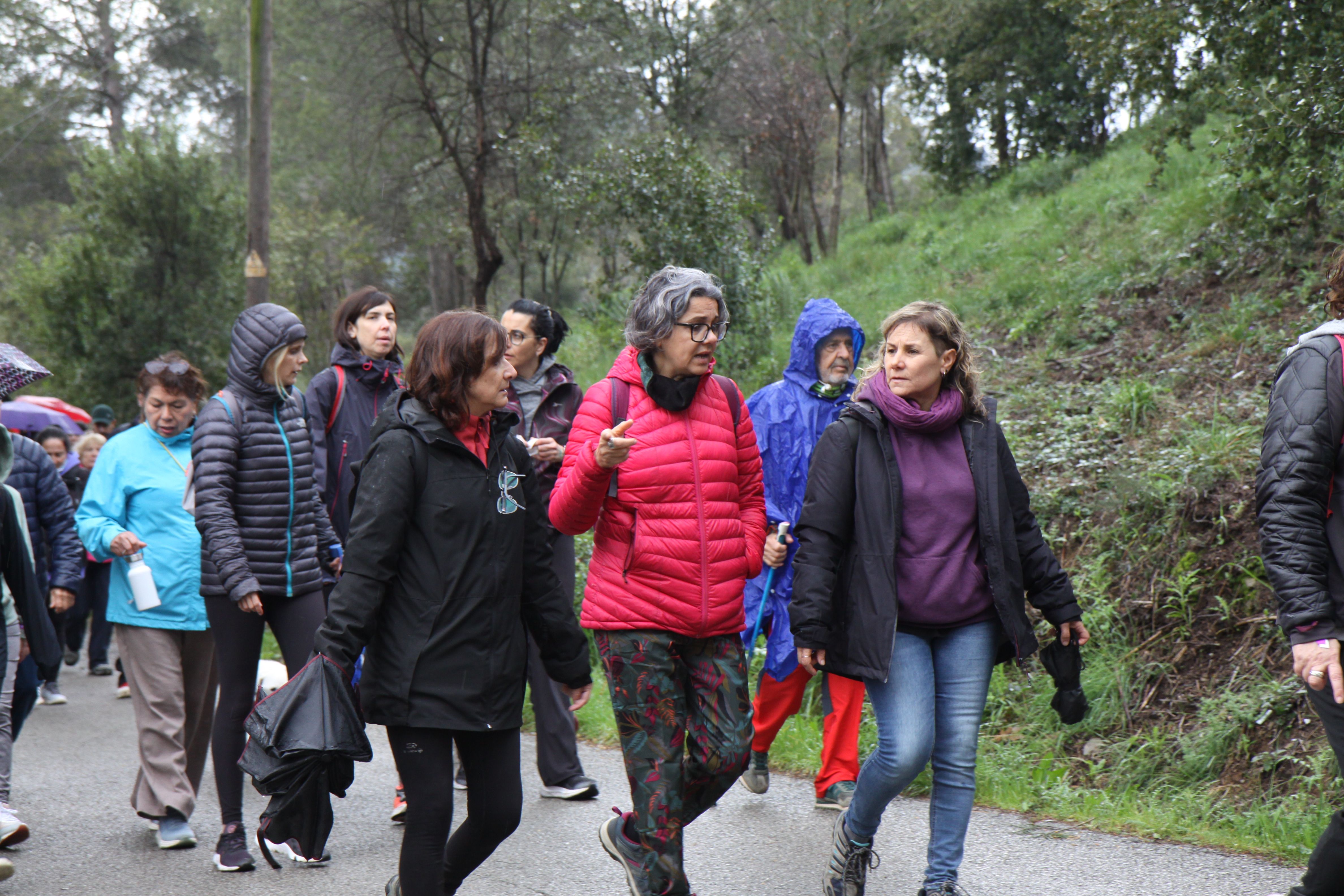 Famílies i amics han passejat per Cerdanyola sota una pluja intermitent. Foto: Laia Jubany