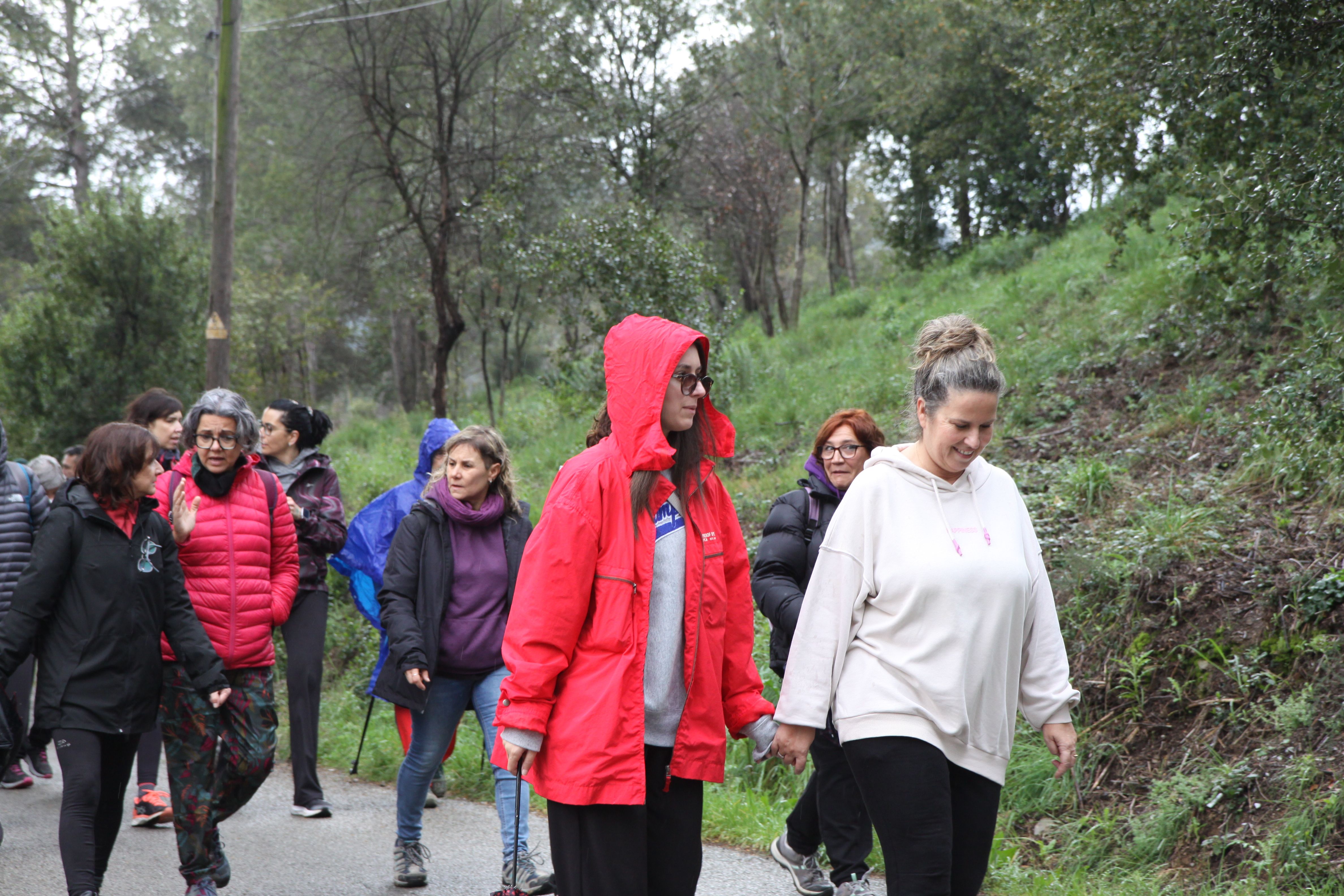 Famílies i amics han passejat per Cerdanyola sota una pluja intermitent. Foto: Laia Jubany