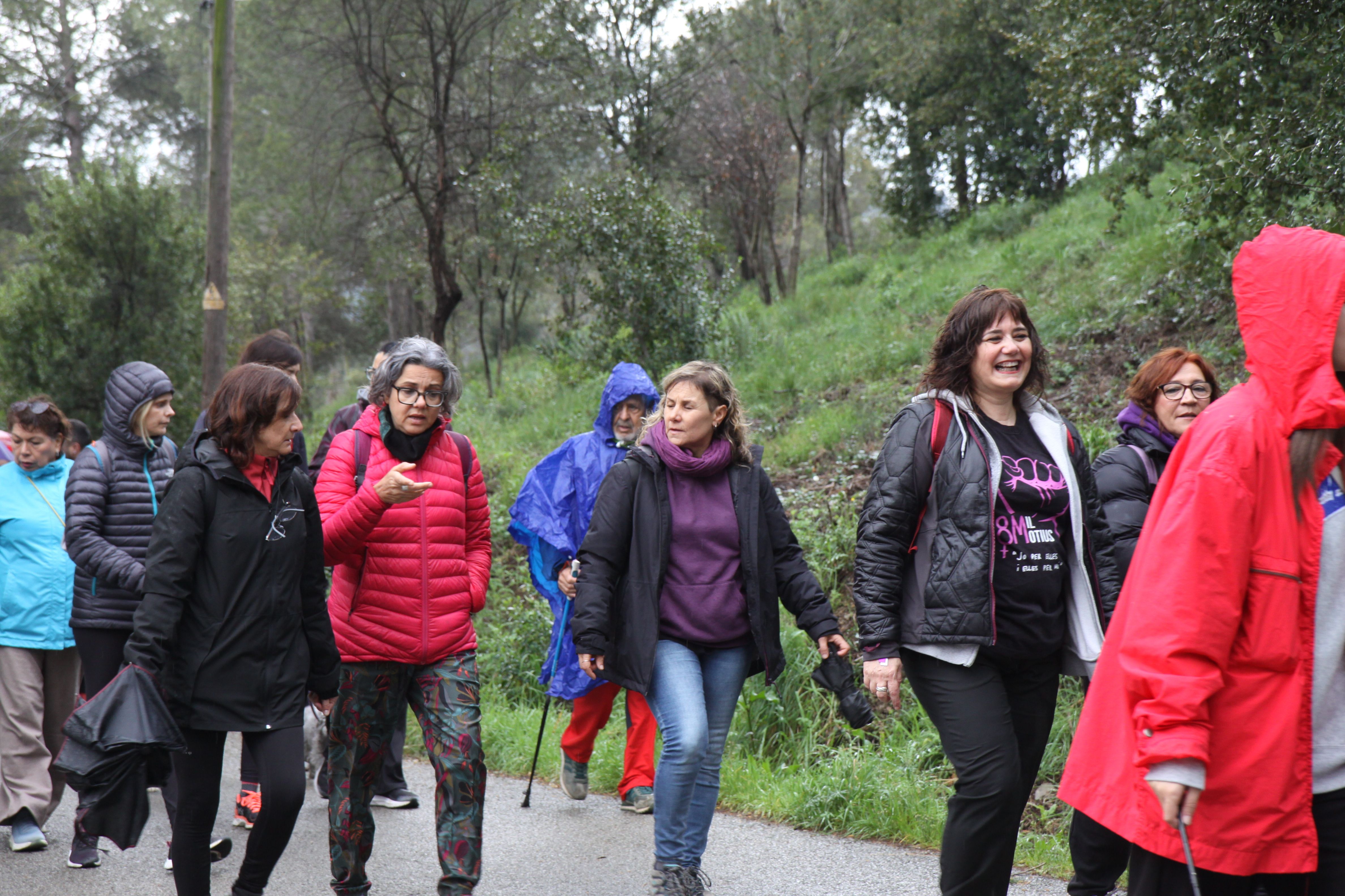 Famílies i amics han passejat per Cerdanyola sota una pluja intermitent. Foto: Laia Jubany