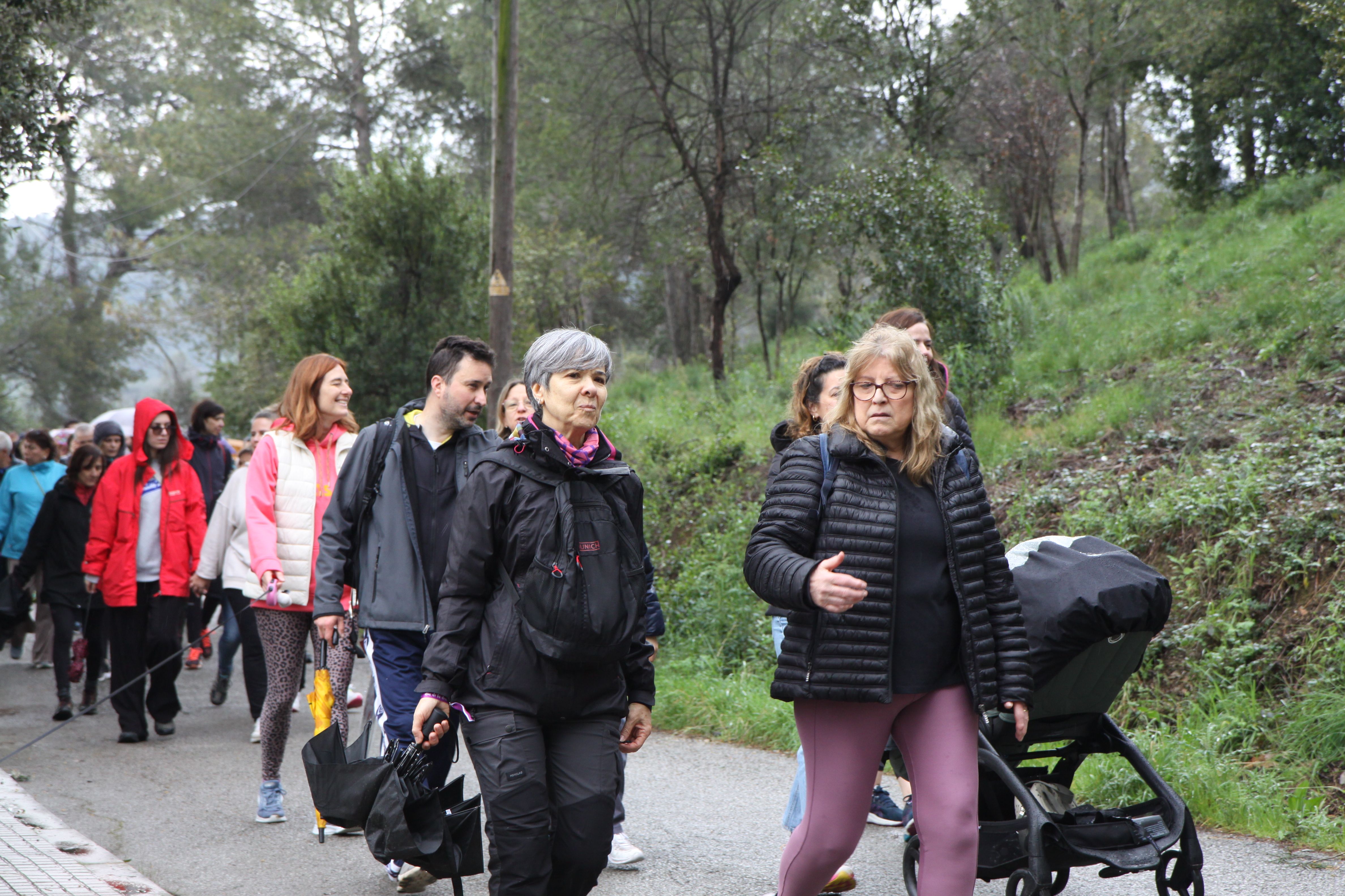 Famílies i amics han passejat per Cerdanyola sota una pluja intermitent. Foto: Laia Jubany