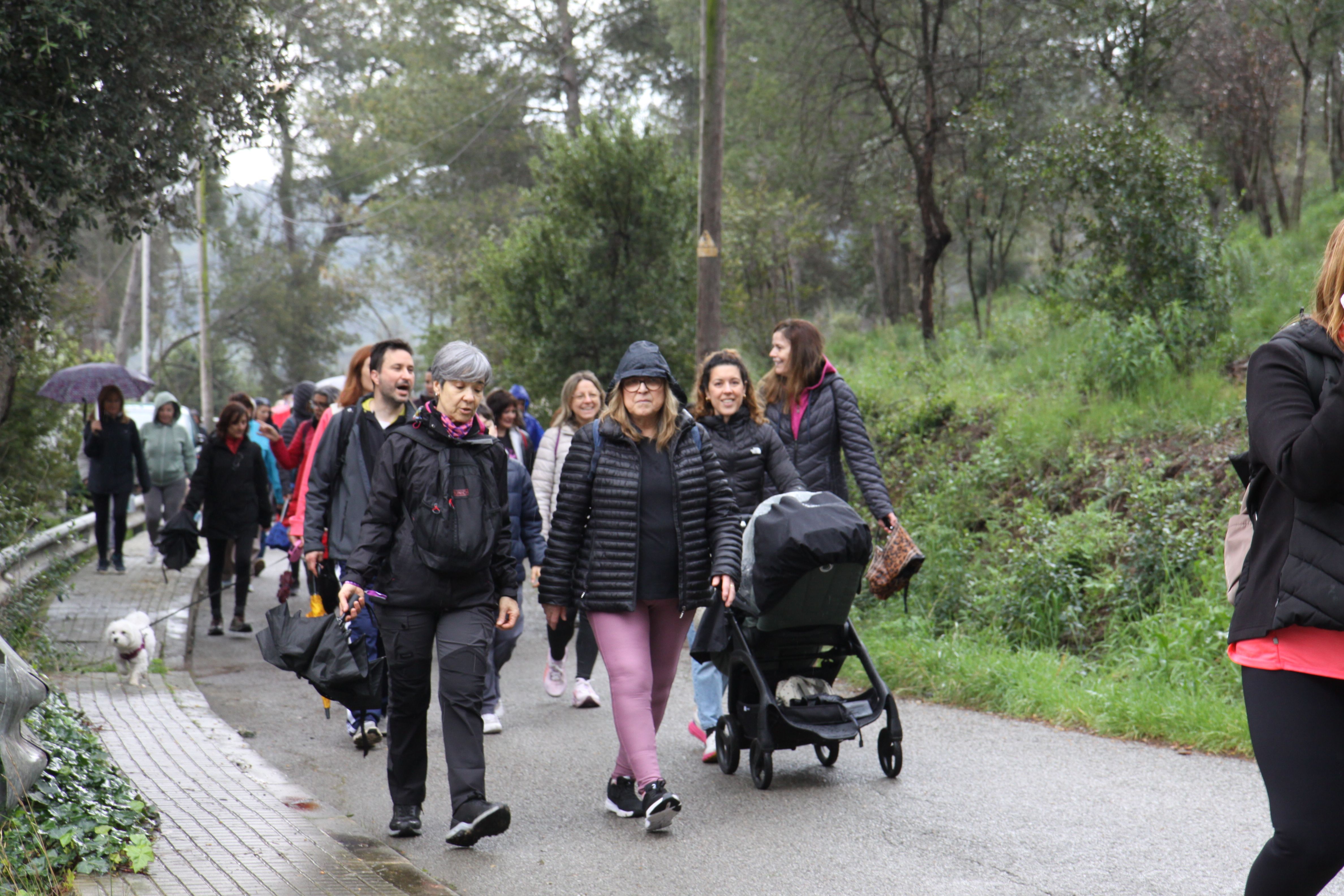 Famílies i amics han passejat per Cerdanyola sota una pluja intermitent. Foto: Laia Jubany