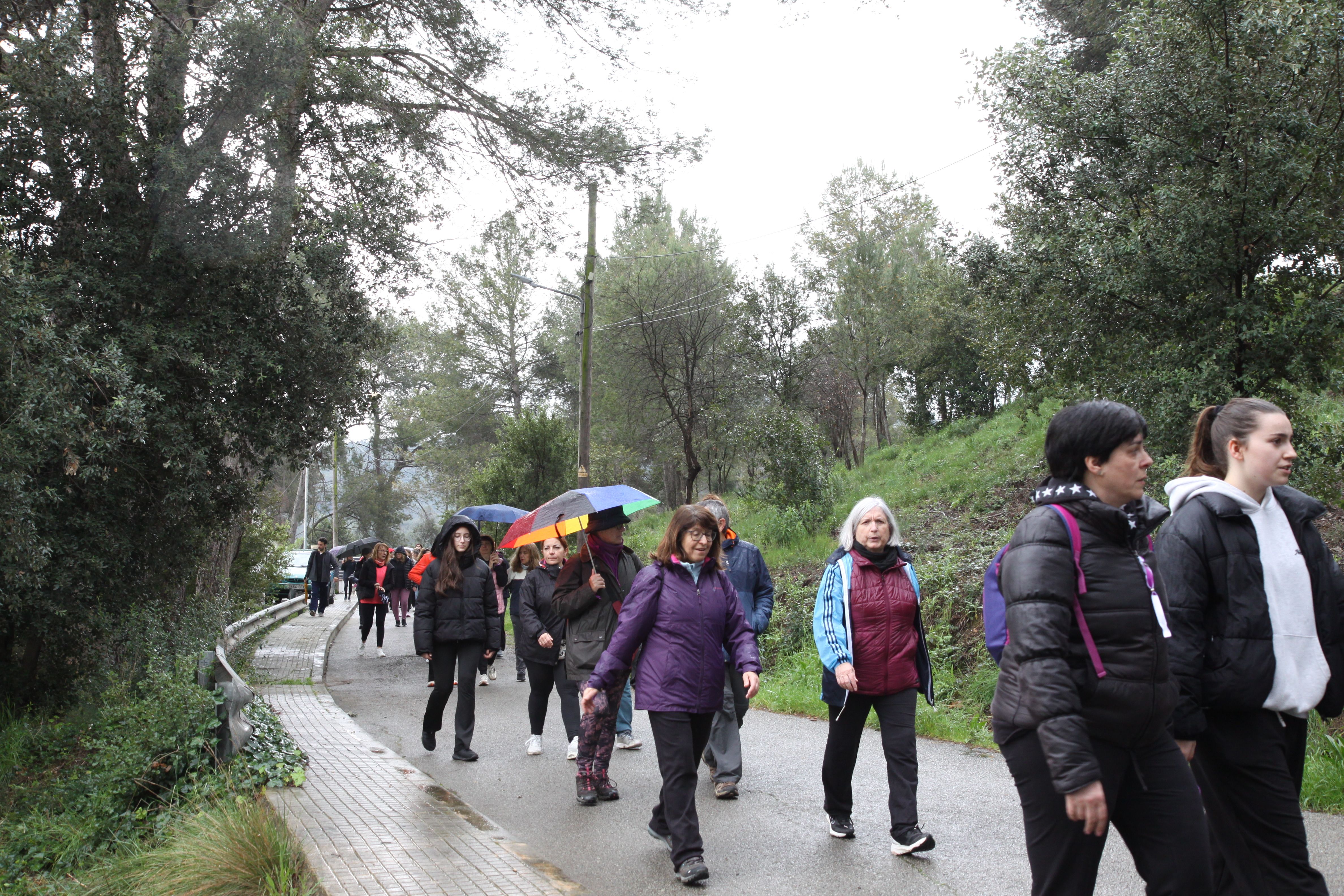 Famílies i amics  en la Caminada Feminista sota una pluja intermitent. Foto: Laia Jubany