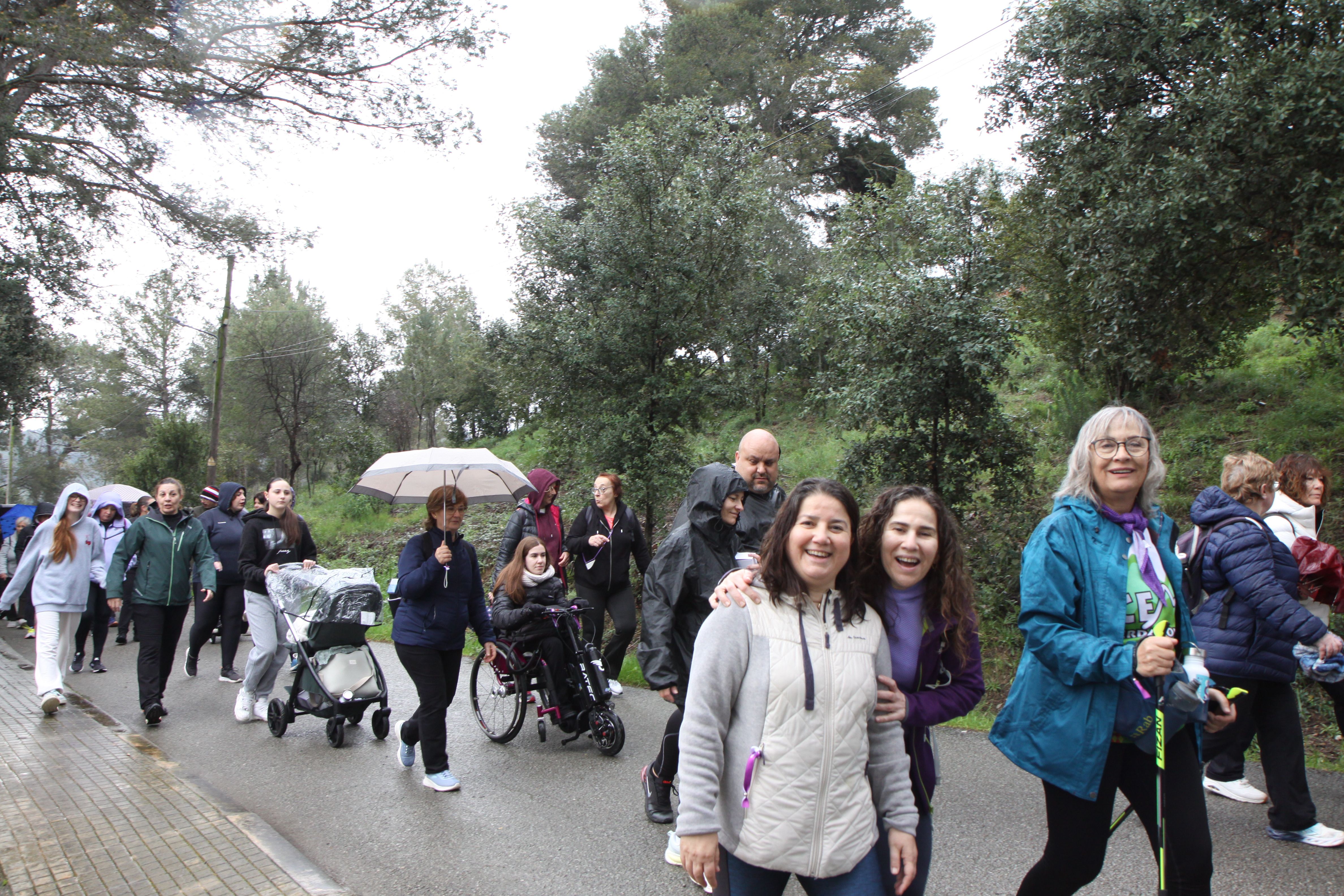 Famílies i amics han passejat per Cerdanyola sota una pluja intermitent. Foto: Laia Jubany