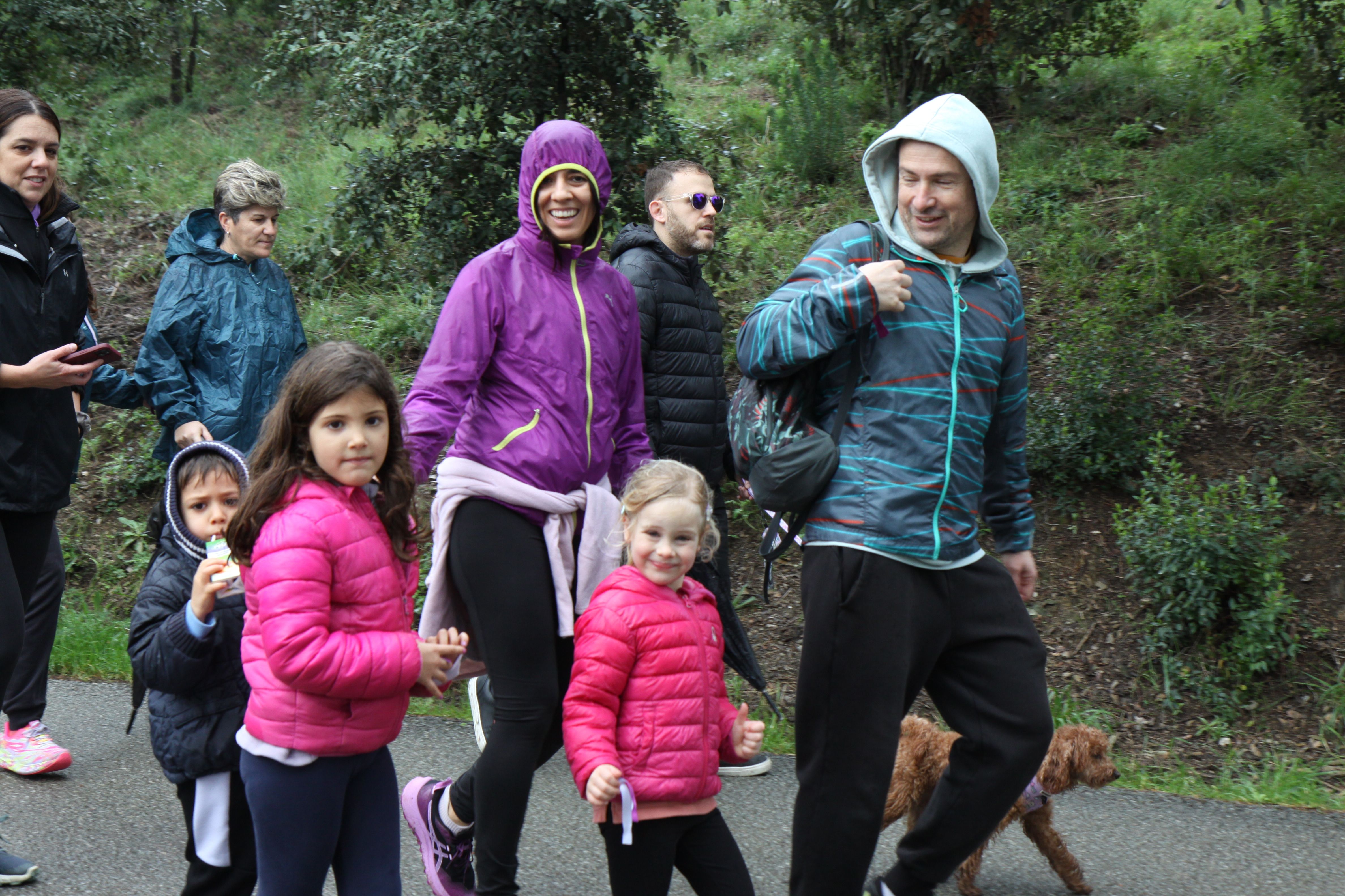 Famílies i amics han passejat per Cerdanyola sota una pluja intermitent. Foto: Laia Jubany