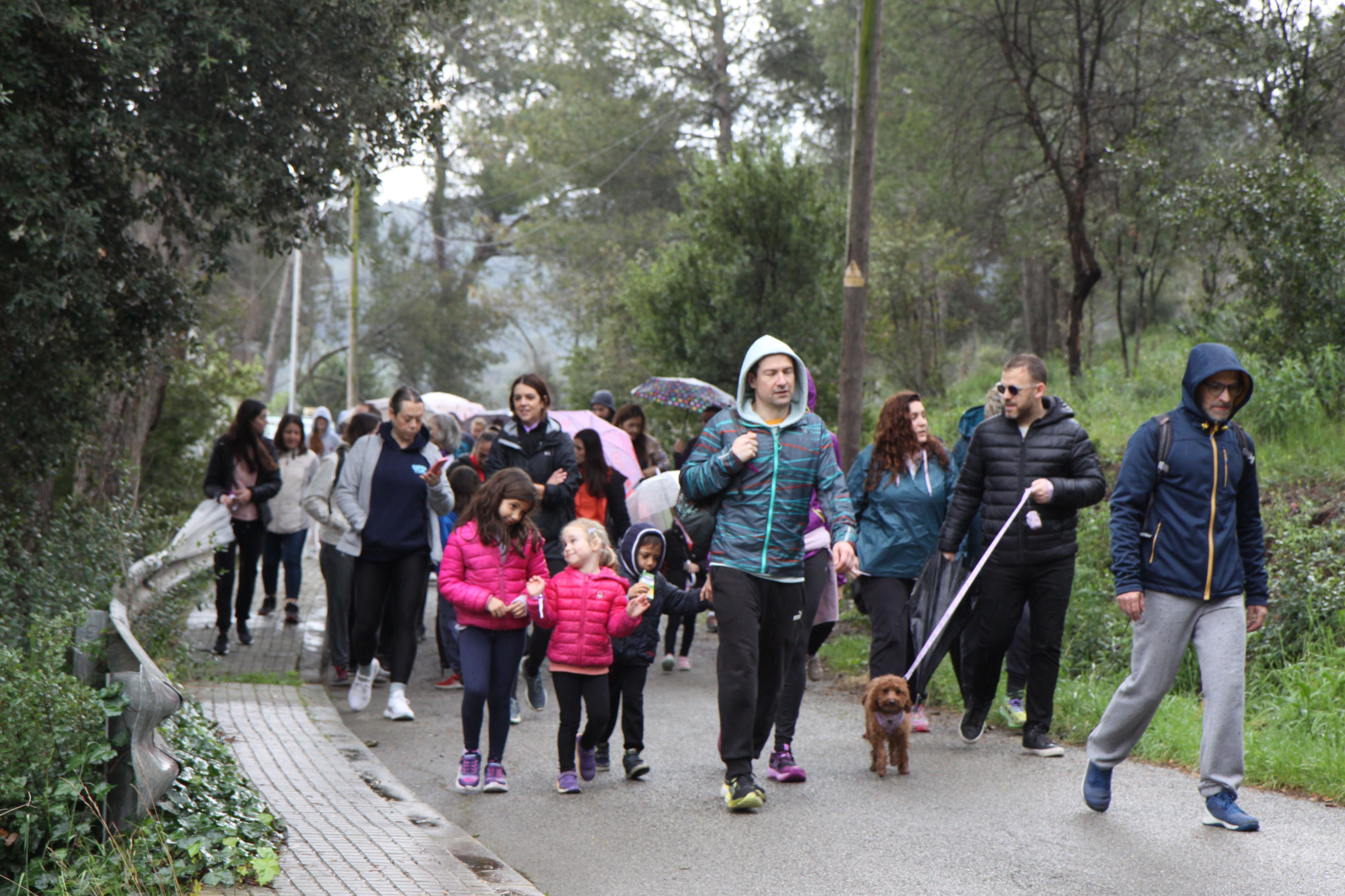 Famílies i amics han passejat per Cerdanyola sota una pluja intermitent. Foto: Laia Jubany