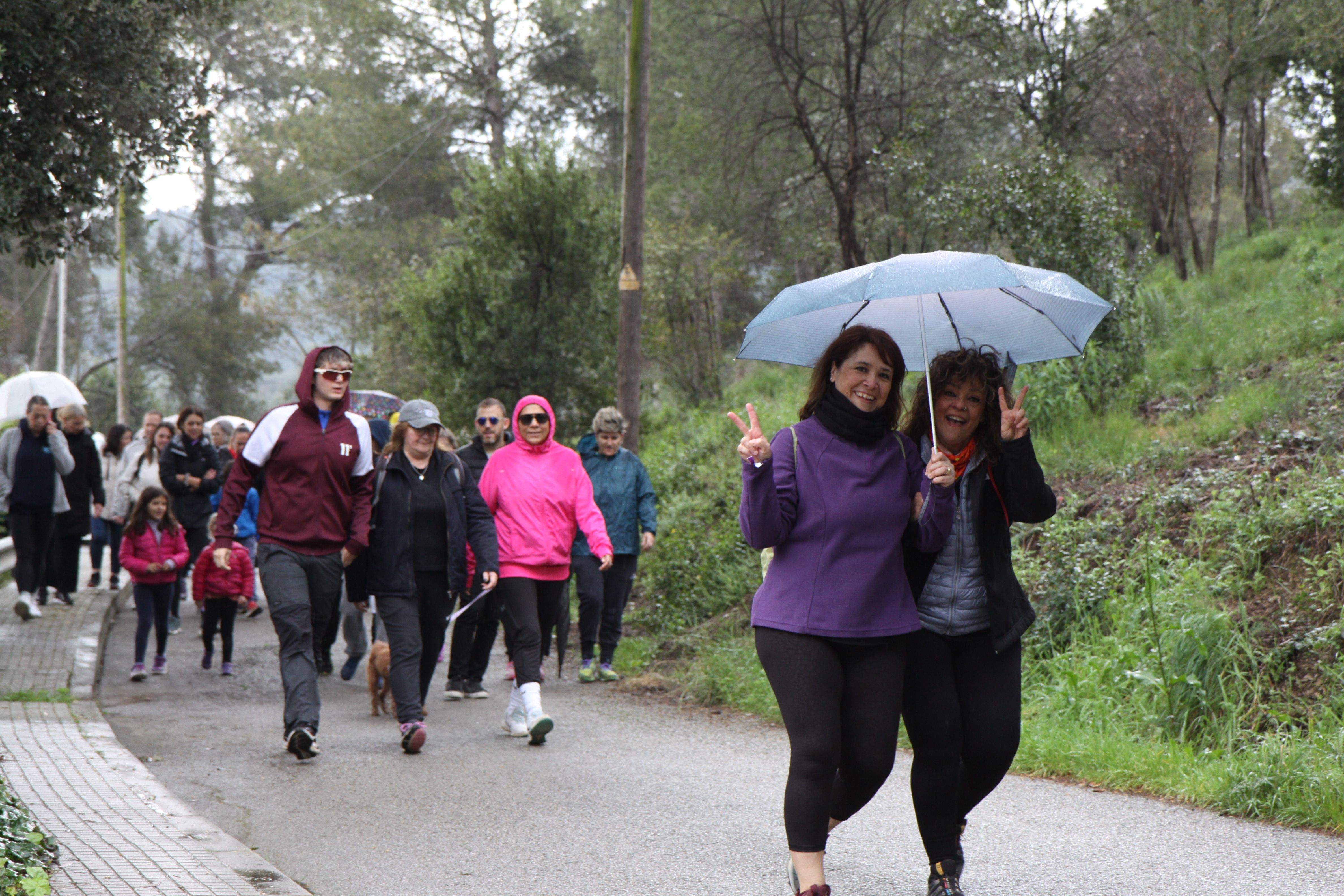 Famílies i amics  en la Caminada Feminista sota una pluja intermitent. Foto: Laia Jubany