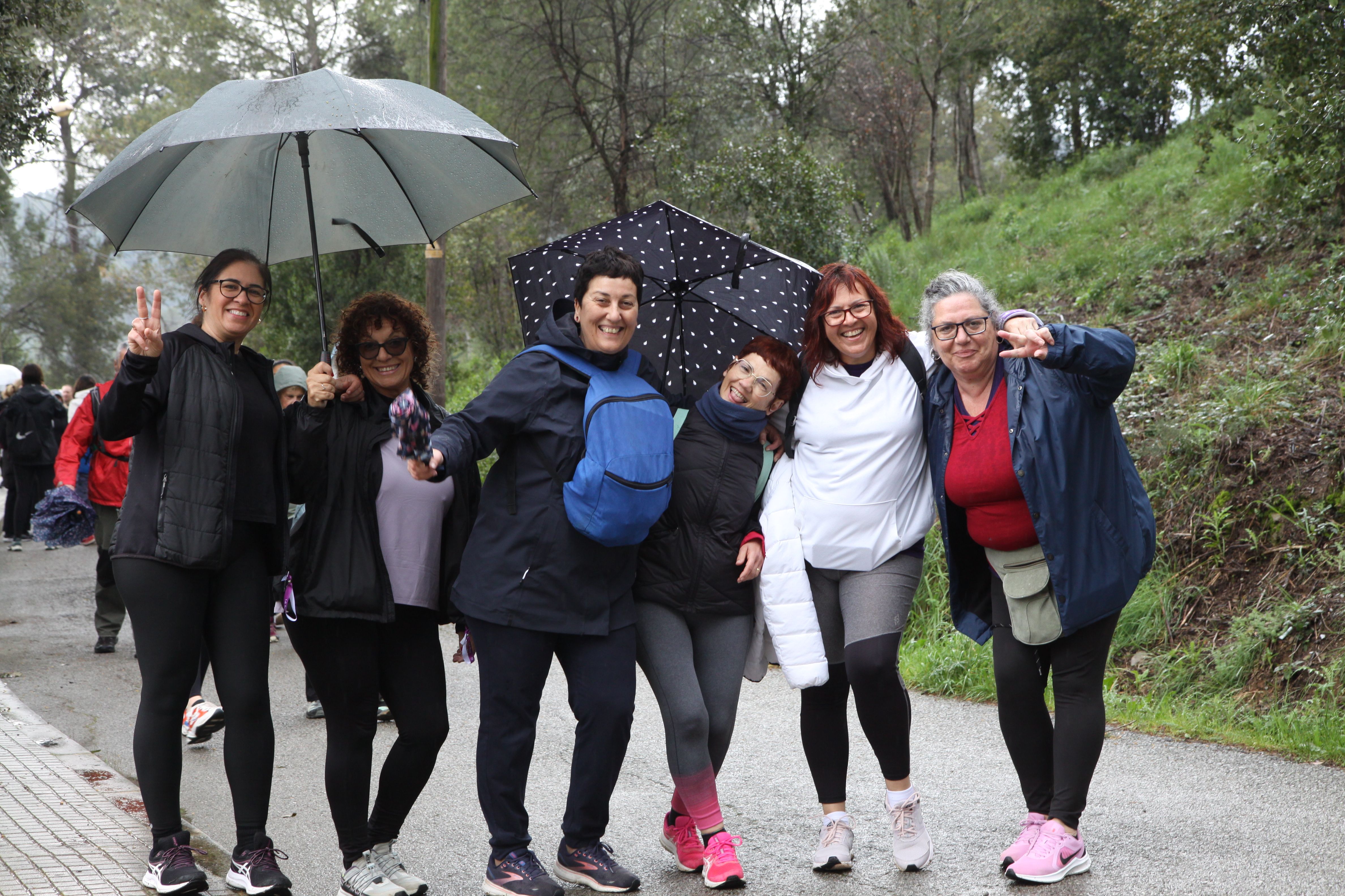 Famílies i amics  en la Caminada Feminista sota una pluja intermitent. Foto: Laia Jubany