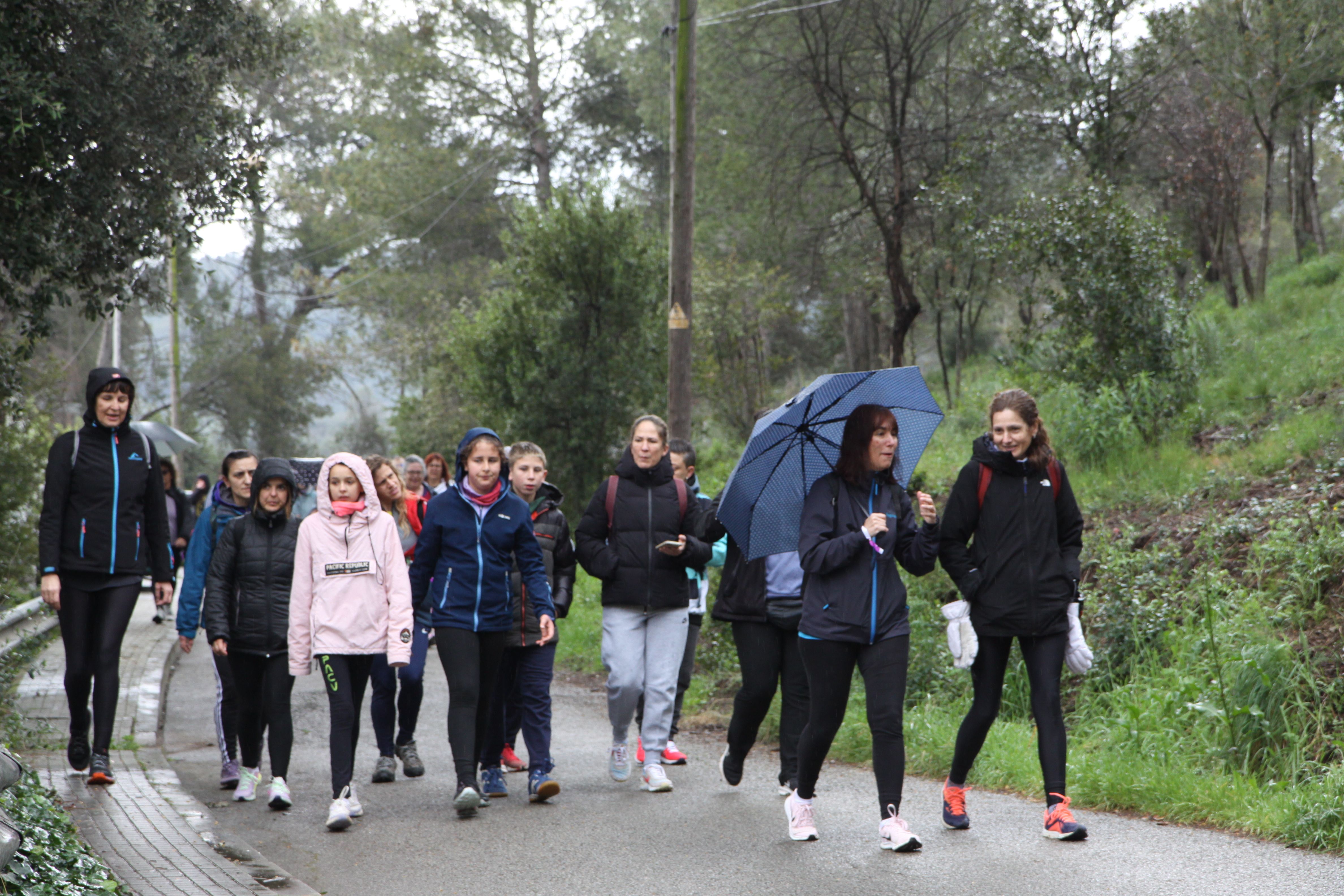 Famílies i amics  en la Caminada Feminista sota una pluja intermitent. Foto: Laia Jubany