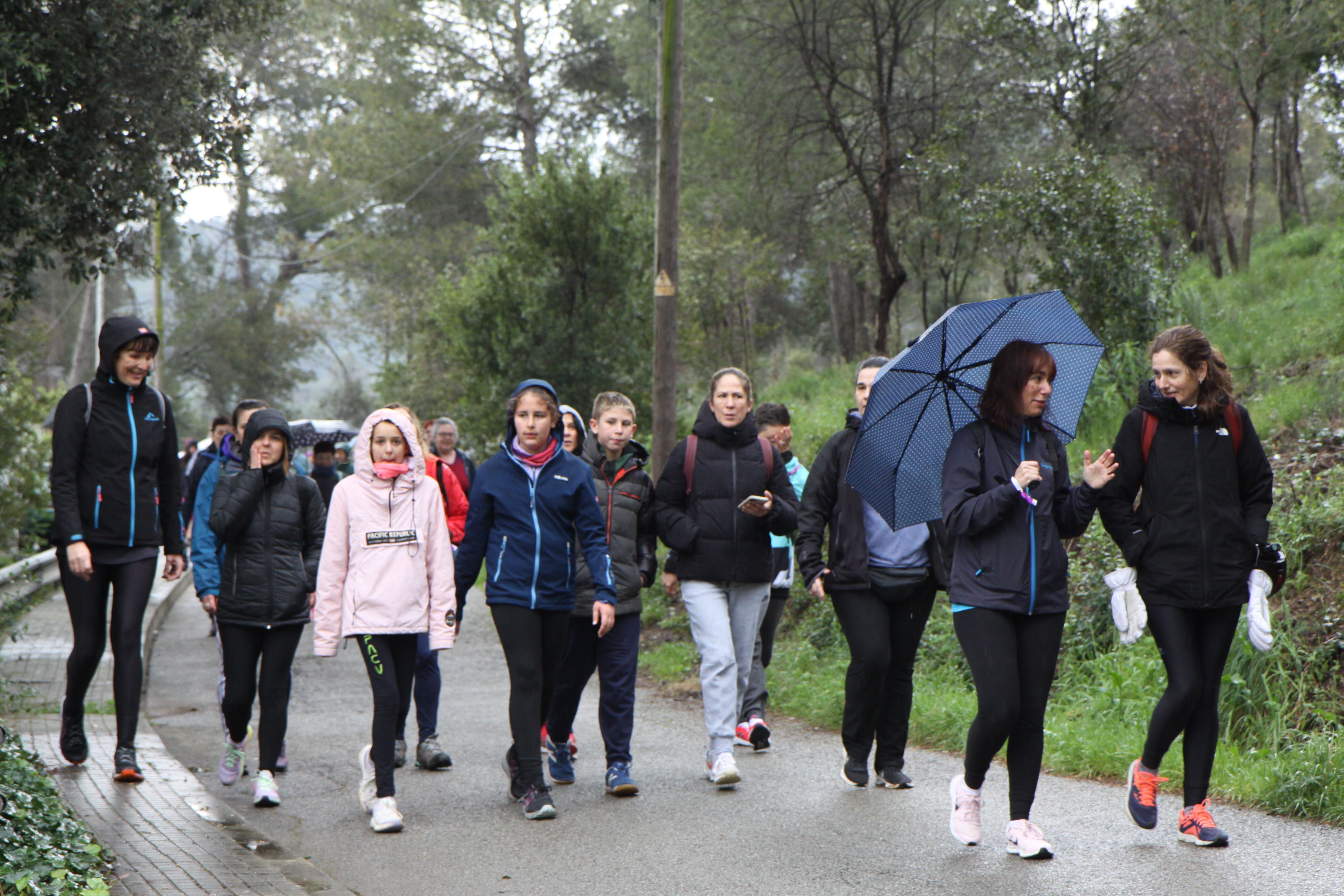 Famílies i amics han passejat per Cerdanyola sota una pluja intermitent. Foto: Laia Jubany