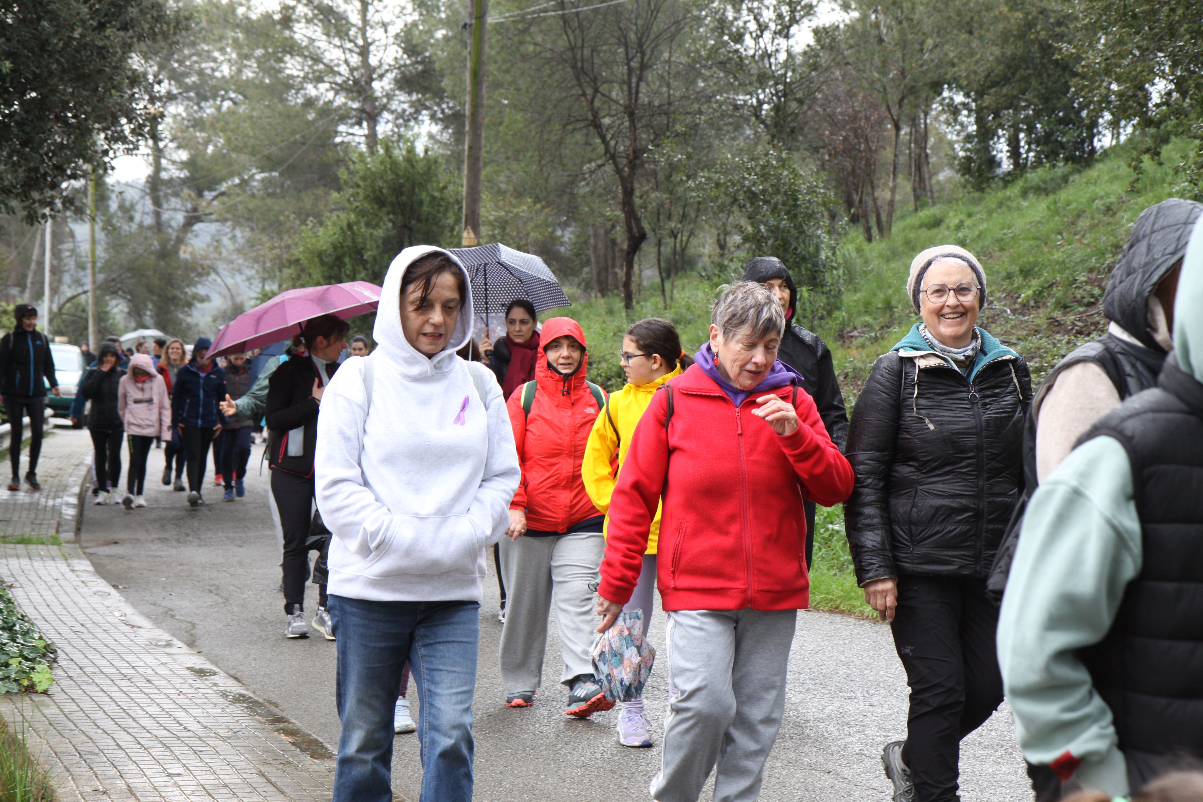 Famílies i amics han passejat per Cerdanyola sota una pluja intermitent. Foto: Laia Jubany