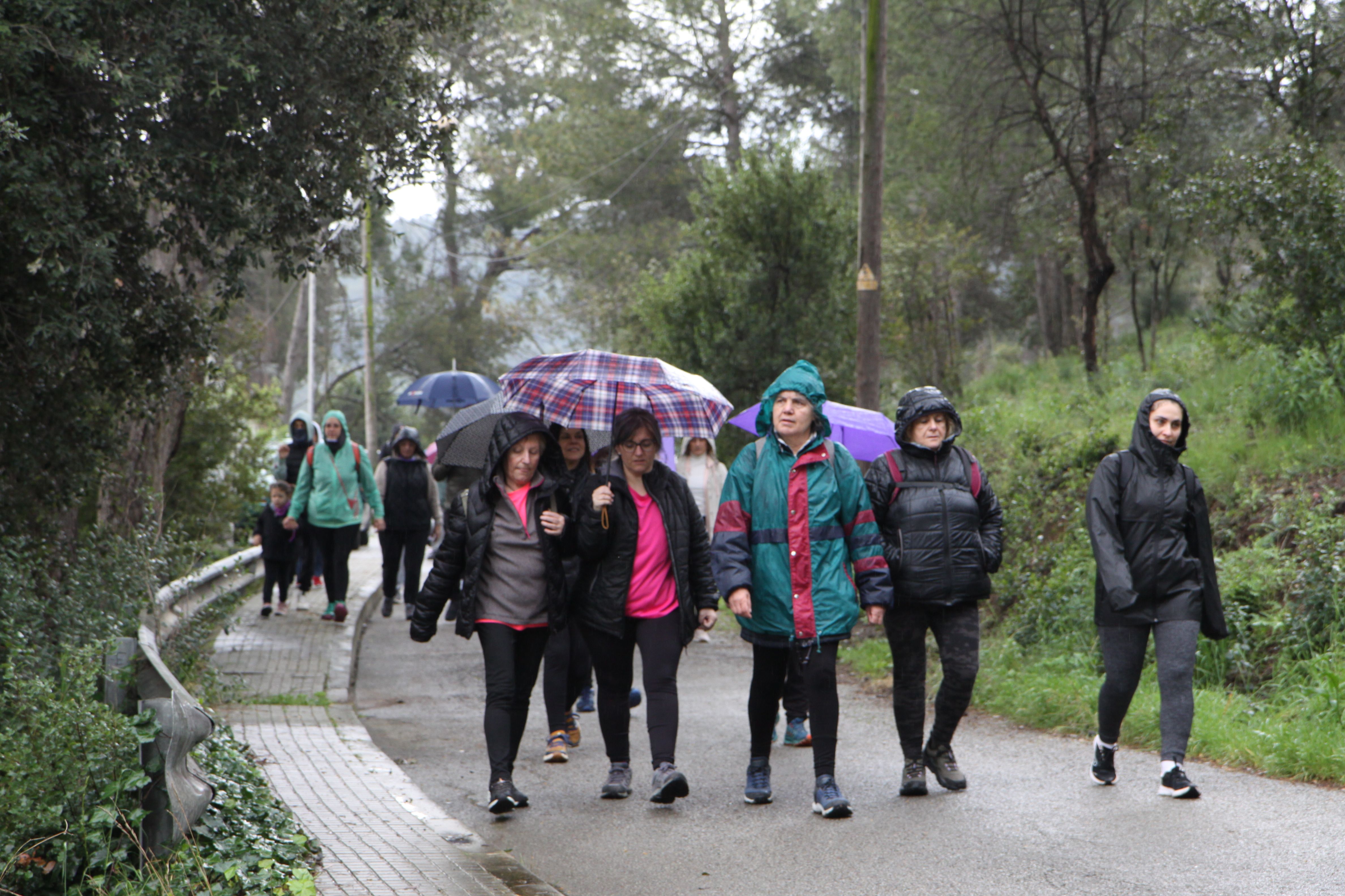 Famílies i amics han passejat per Cerdanyola sota una pluja intermitent. Foto: Laia Jubany