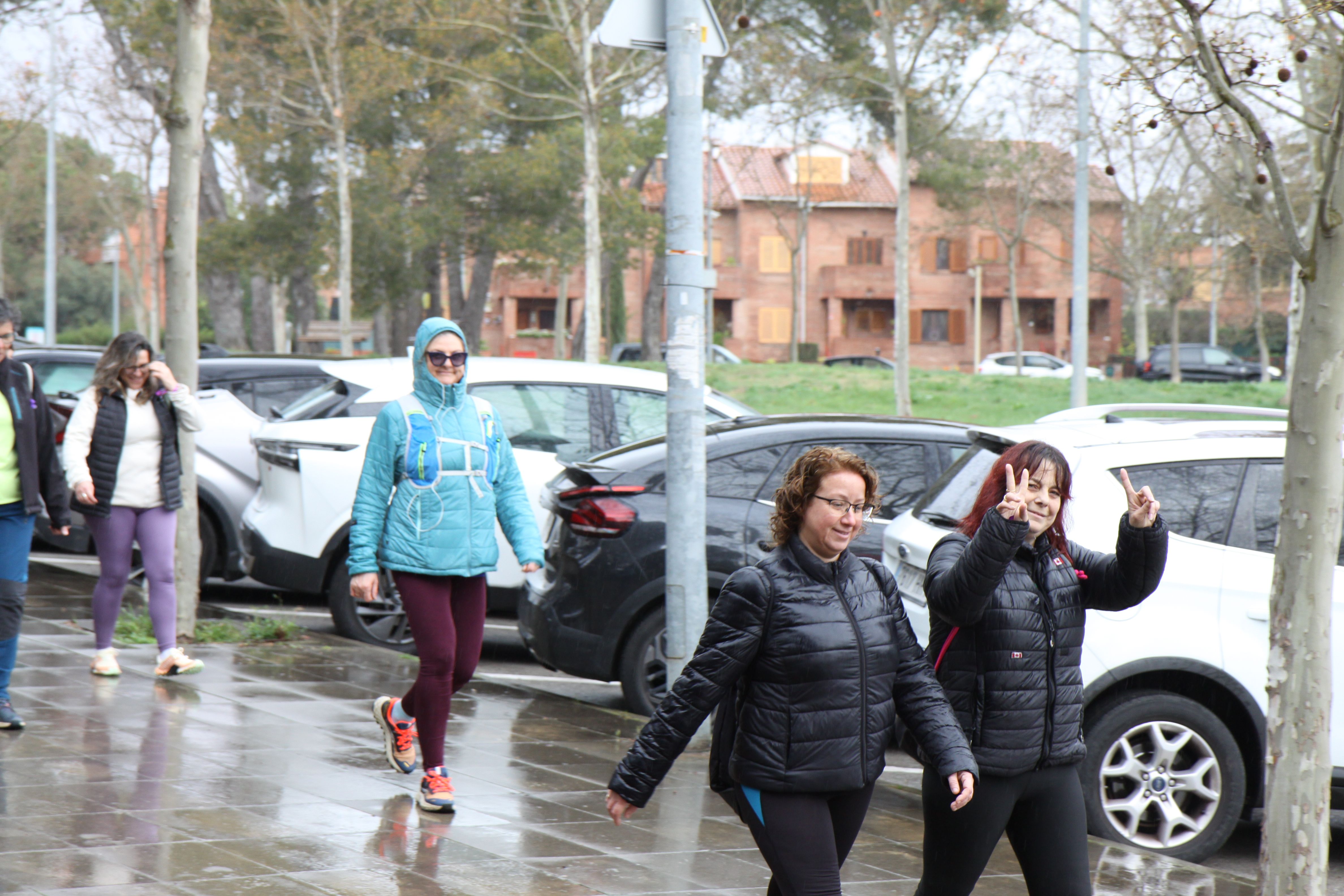 Famílies i amics han passejat per Cerdanyola sota una pluja intermitent. Foto: Laia Jubany