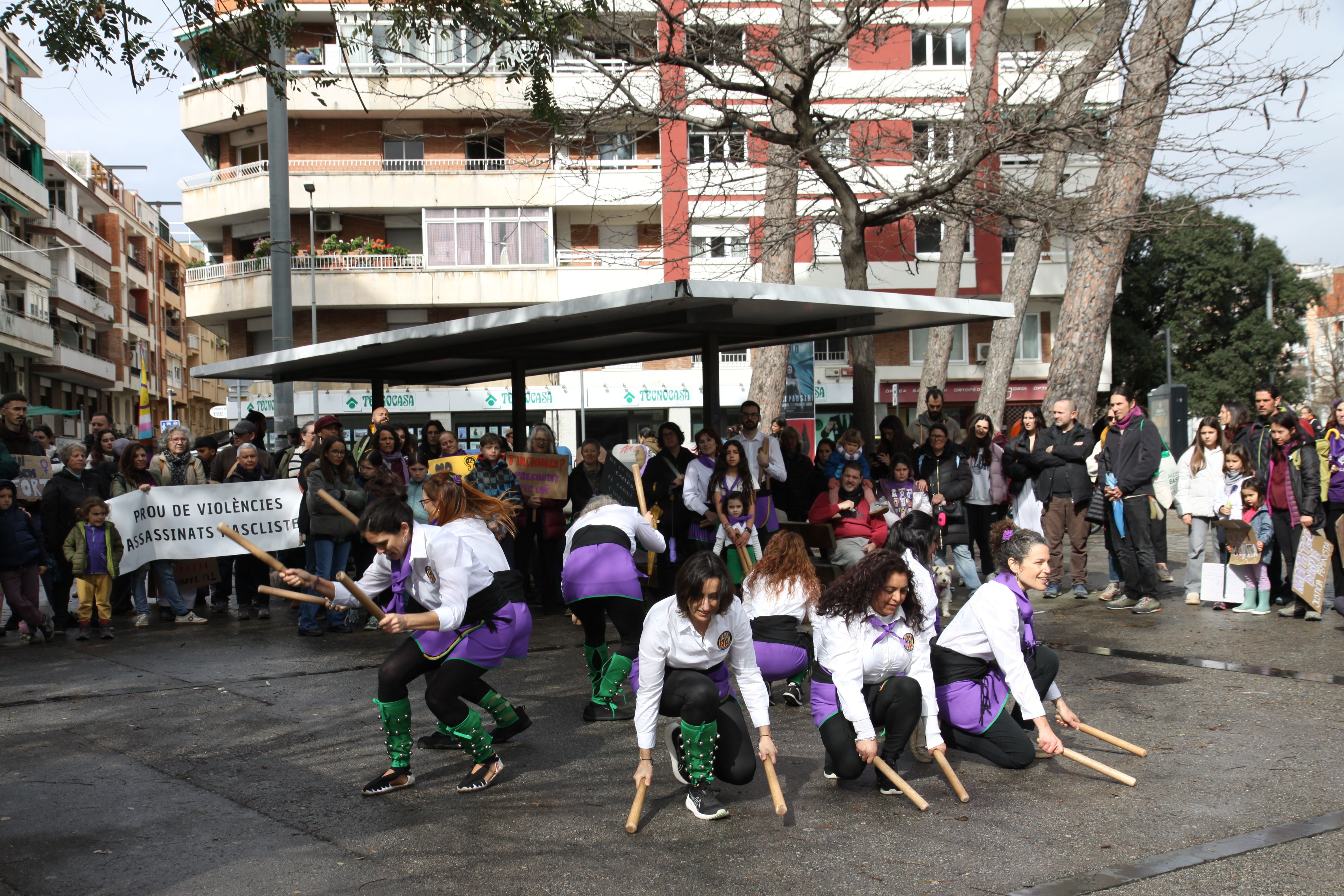 La Colla Bastonera ha participat de la menifestació del 8M. Foto: Laia Jubany