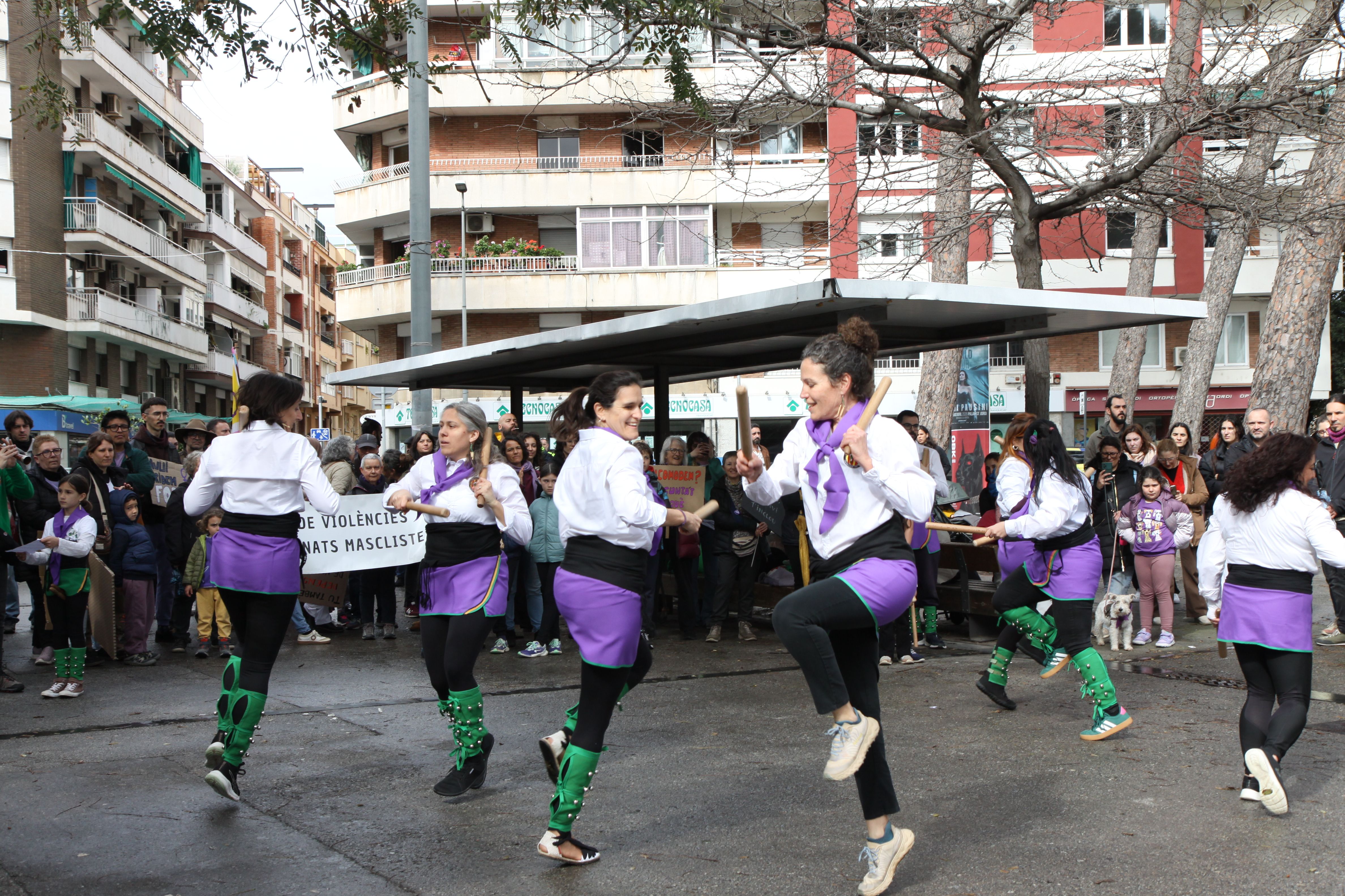 La Colla Bastonera ha participat de la menifestació del 8M. Foto: Laia Jubany