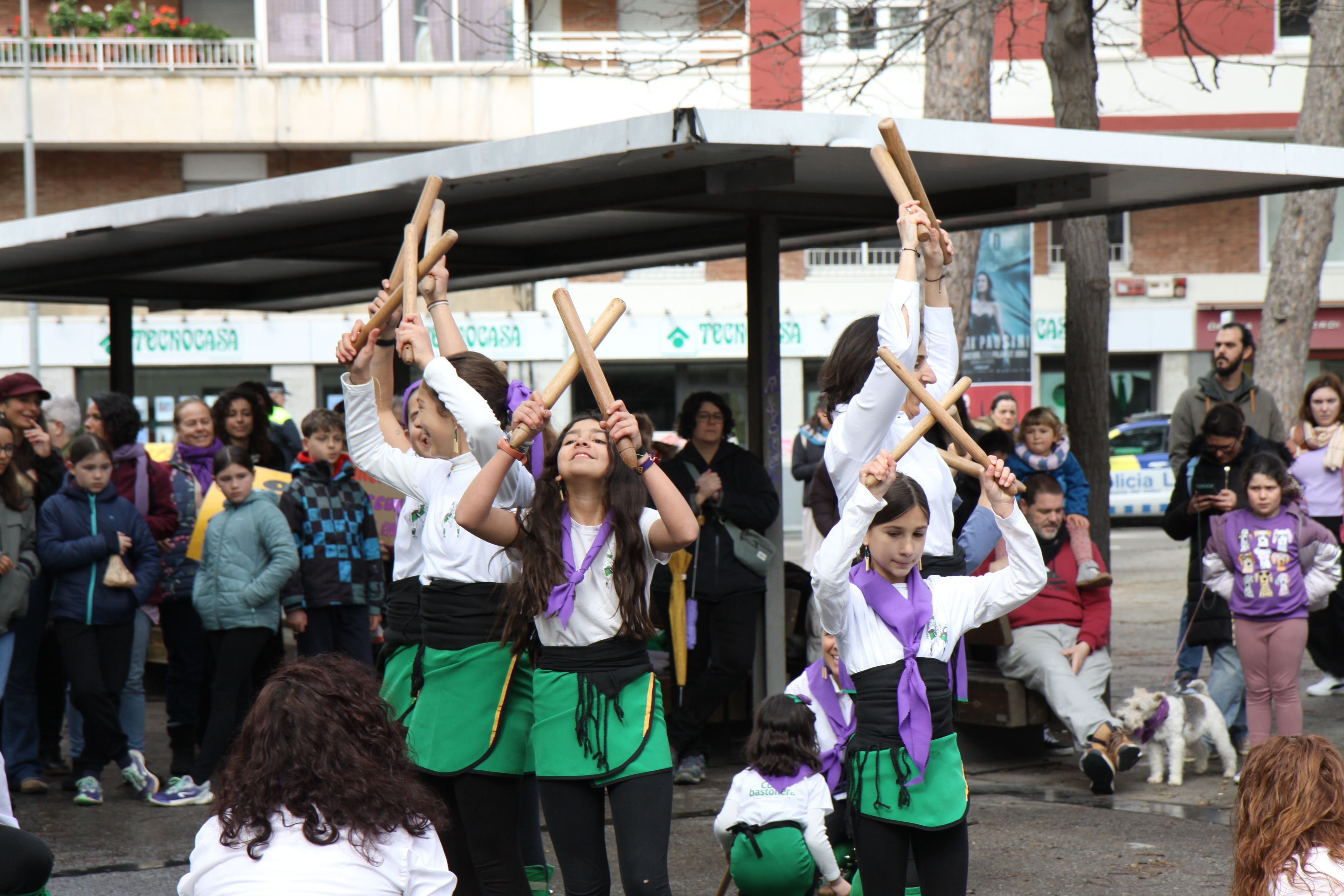 La Colla Bastonera ha participat de la menifestació del 8M. Foto: Laia Jubany