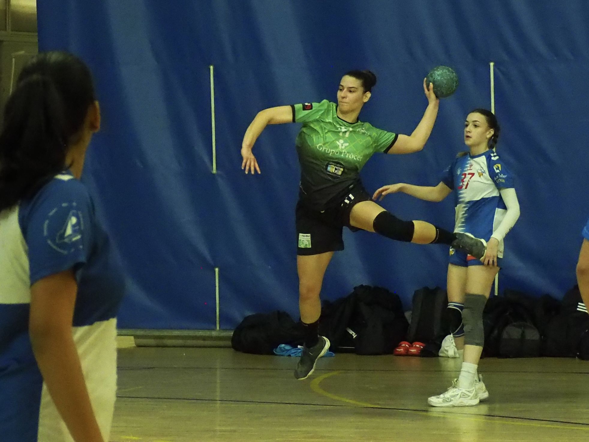 Llançament d’una jugadora del Procer CH Cerdanyola davant el CA Sabadell. FOTO: CH Cerdanyola
