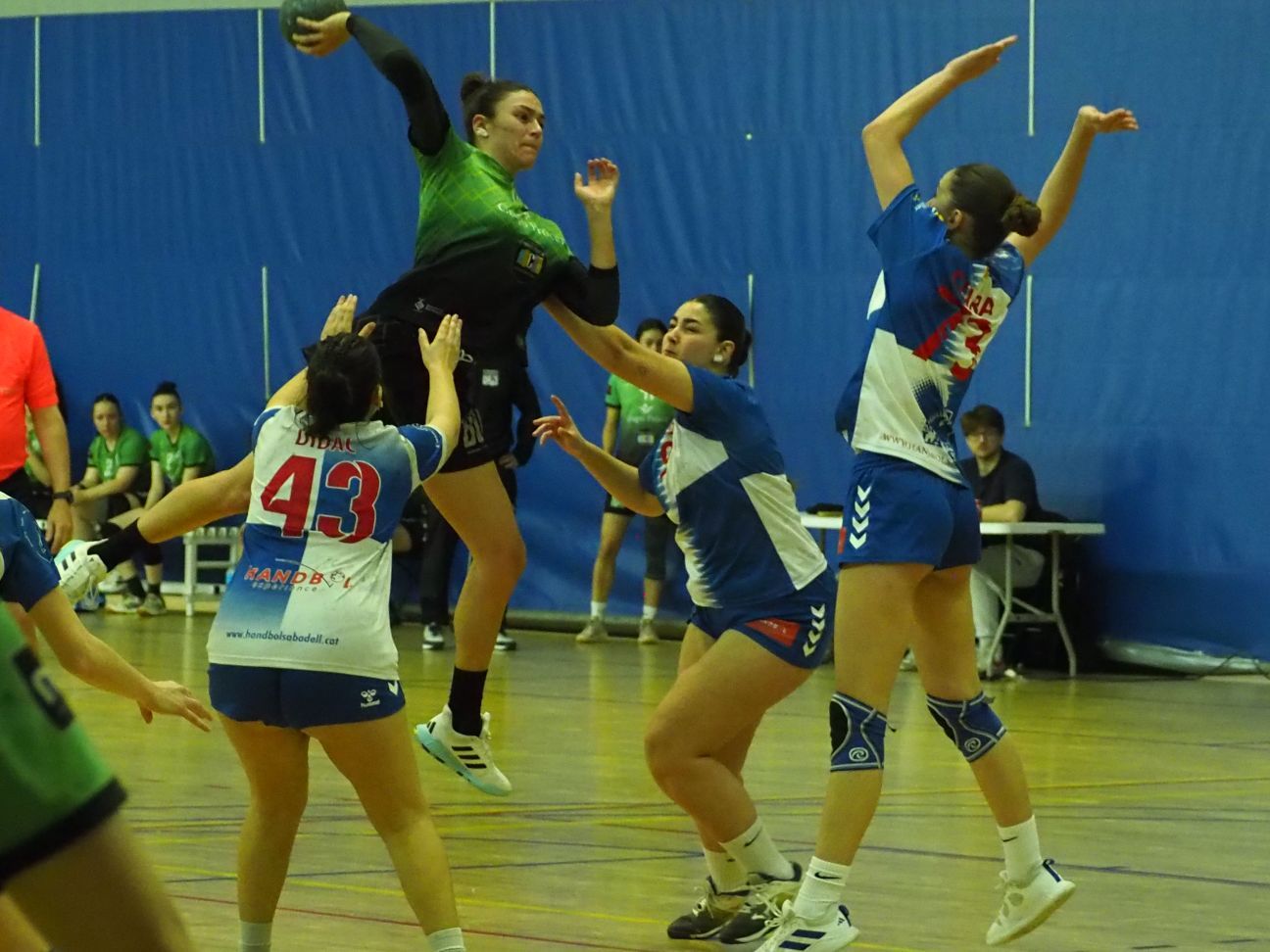 Acció ofensiva del Procer CH Cerdanyola contra el CA Sabadell Handbol. FOTO: CH Cerdanyola