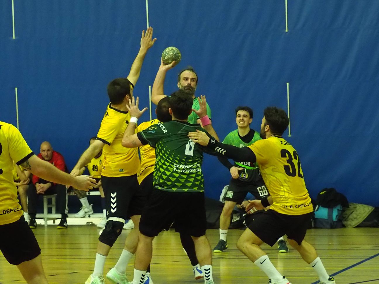 Acció d’atac del Nuroil CH Cerdanyola davant el CH Castelldefels al pavelló de Guiera. FOTO: CH Cerdanyola