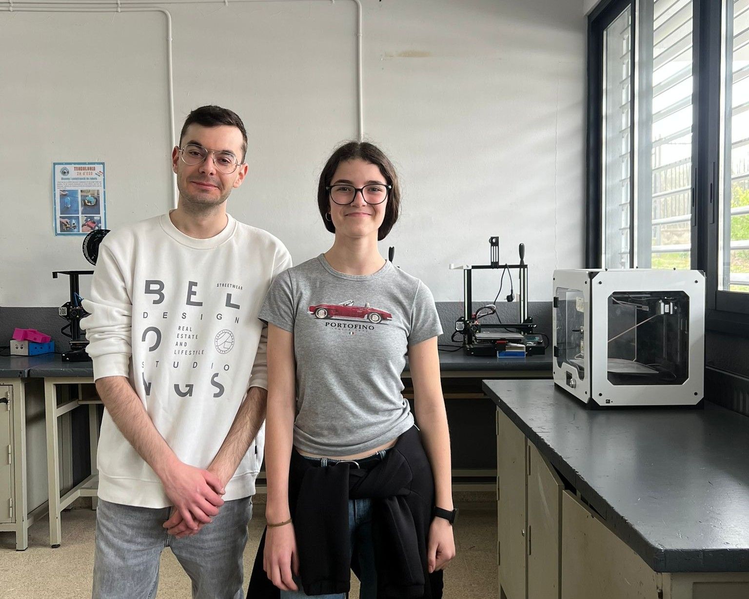 L'Abel i la Berta al taller de tecnologia del Forat. Foto: Laia Jubany