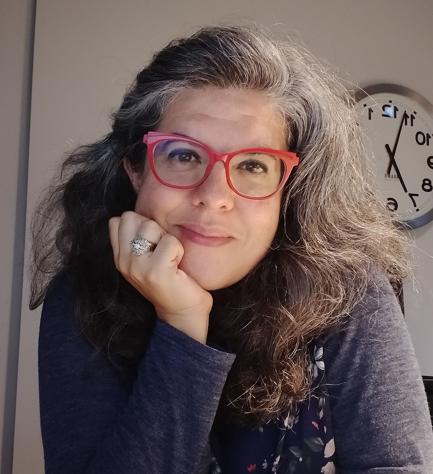 Anahita Nassir,  politòloga iranianocatalana especialista en relacions internacionals, parla divendres a la Biblioteca Central sobre el conflicte a Iran. FOTO: MACBA