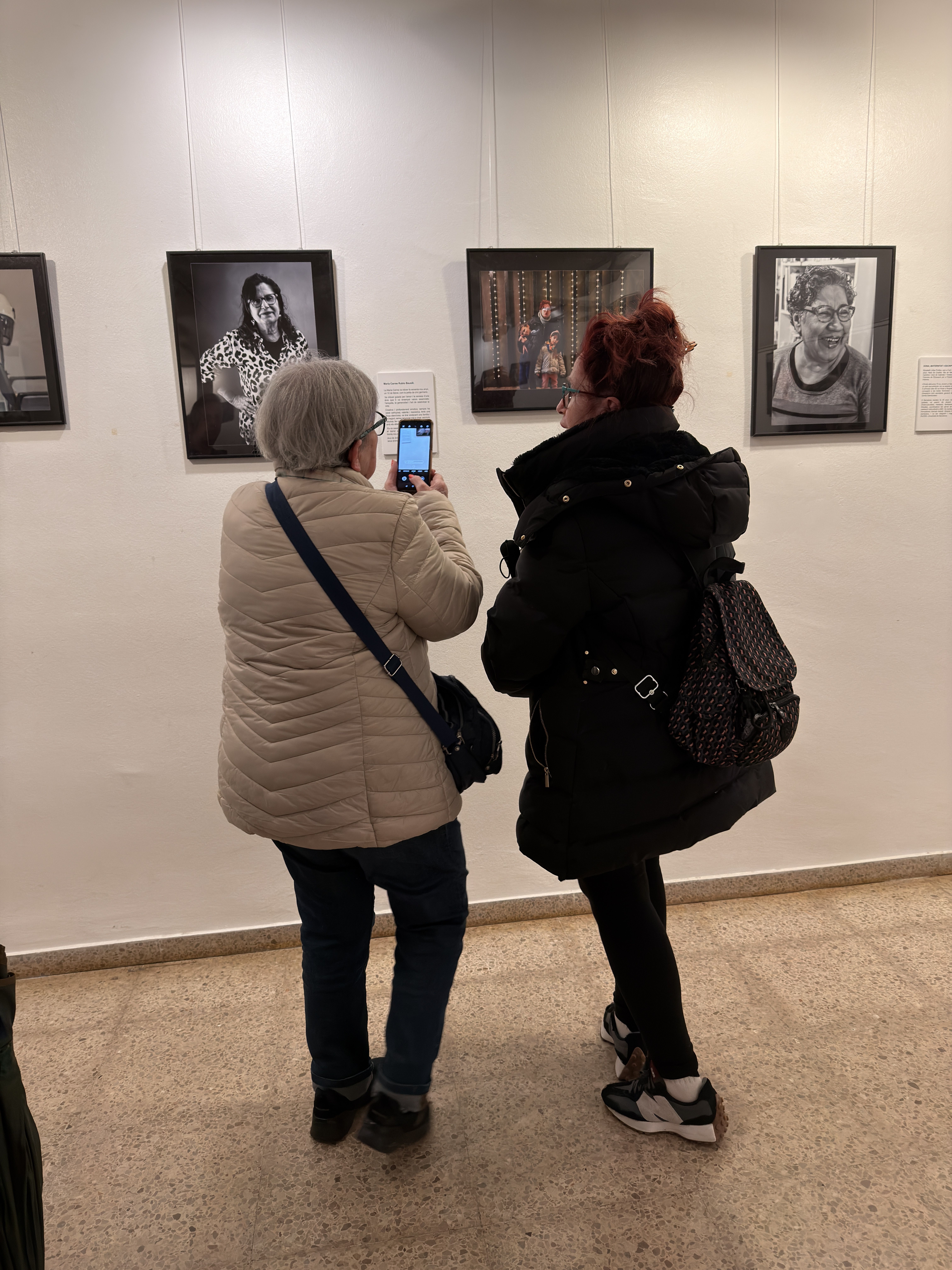 Un moment de la inauguració de la mostra a l'Ateneu de Cerdanyola. FOTO: Carme Monclús