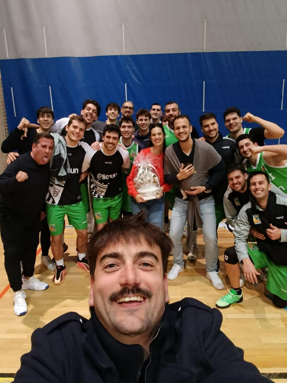 El CB Cerdanyola celebra a Guiera la victòria per 80-70 contra el UE Gaudí, un triomf clau davant un rival directe en la lluita per l’ascens. FOTO: CB Cerdanyola