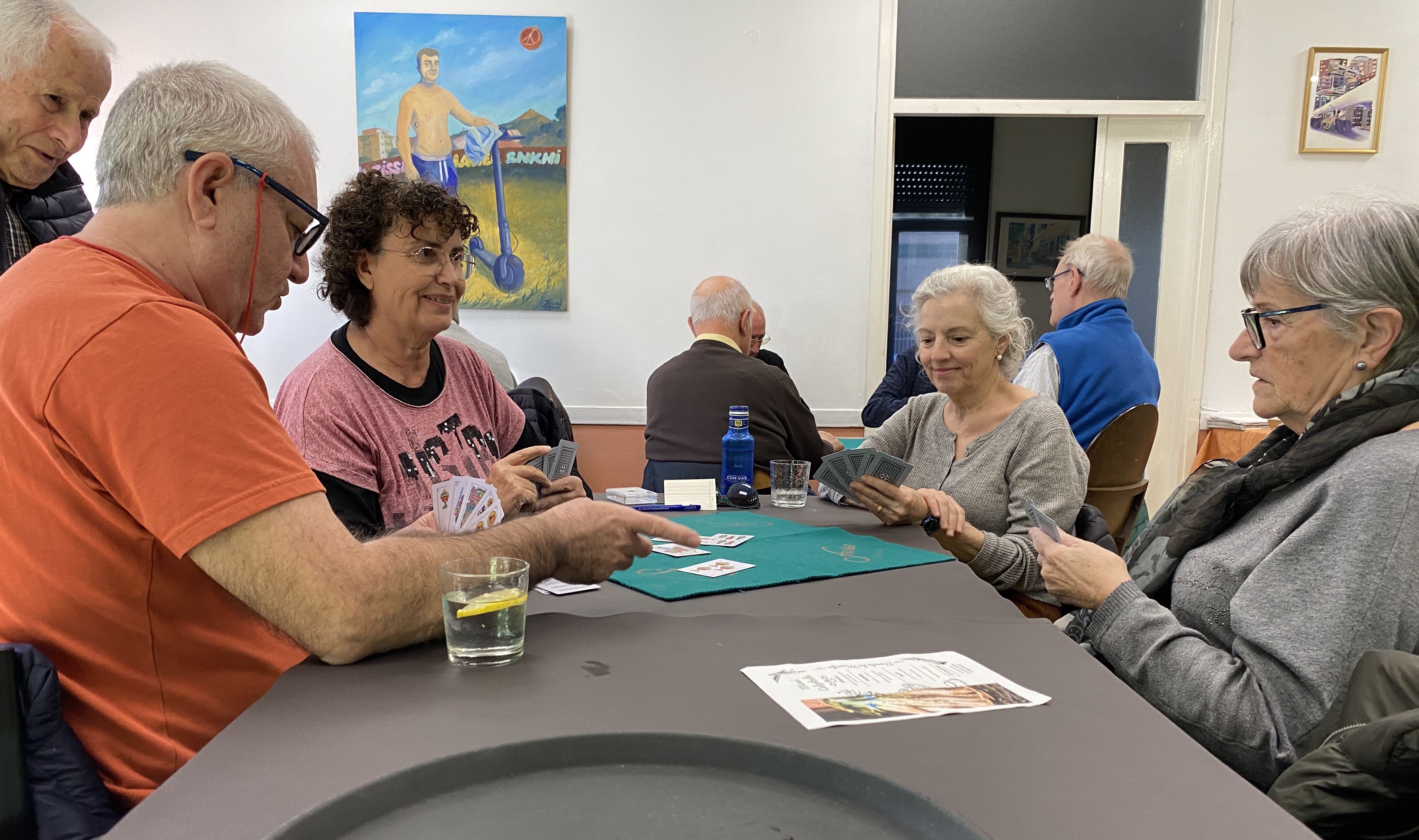 Participants del club local de botifarra durant una partida organitzada al Turonet. FOTO: J.A.H