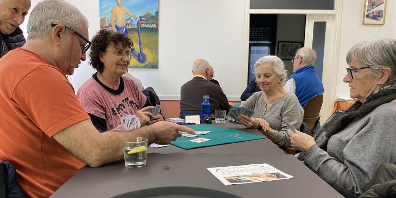 Participants del club local de botifarra durant una partida organitzada al Turonet. FOTO: J.A.H
