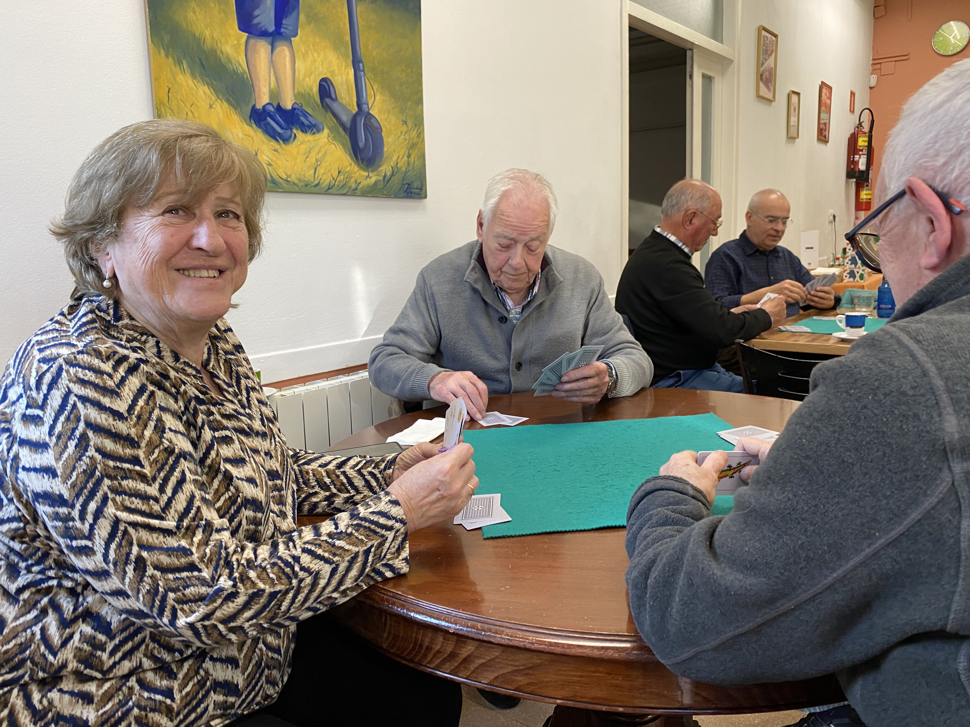 Mercè Burgués, impulsora del grup local de botifarra, durant una partida al Centre Cívic del Turonet. FOTO: J.A.H
