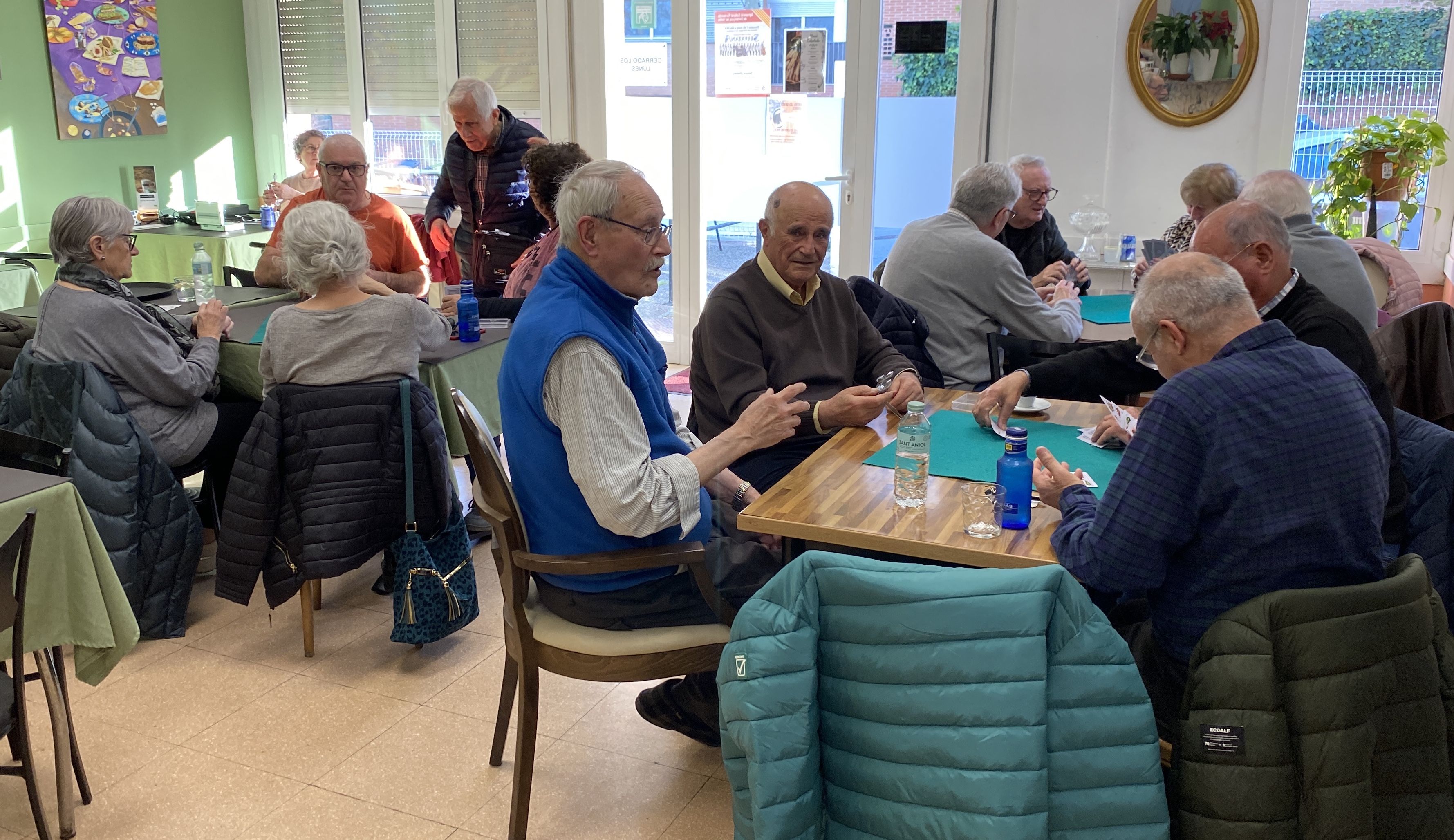 Una de les trobades setmanals del grup de jugadors de botifarra de Cerdanyola al Centre Cívic del Turonet. FOTO: J.A.H