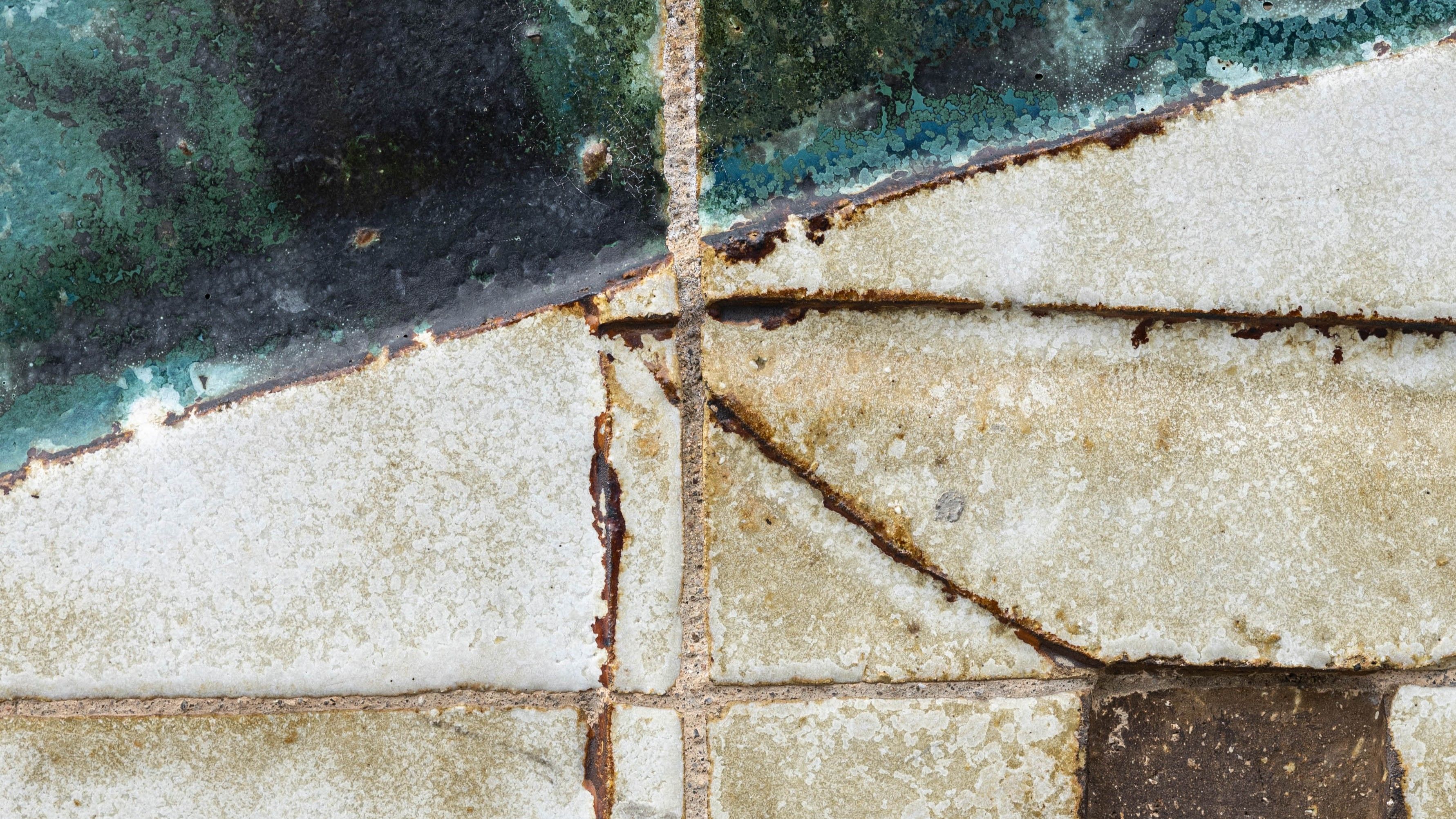 Fragment del mural ceràmic d'Elisa Arimany a la façana de l'Ajuntamen. FOTO: Arnau Padilla