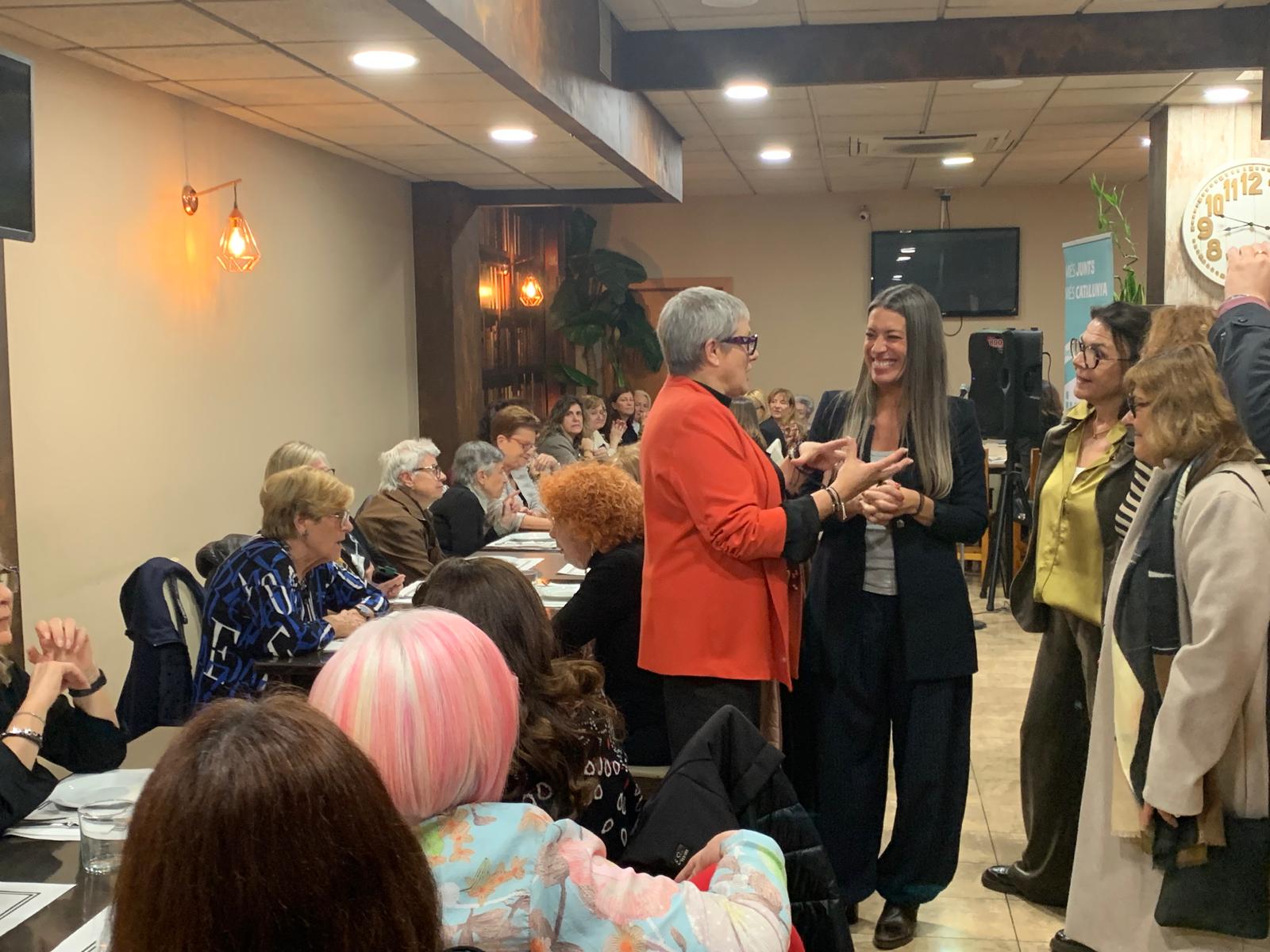 La portaveu de Junts al Congrés, Míriam Nogueras, conversa amb dirigents locals abans del sopar de Junts a Cerdanyola.