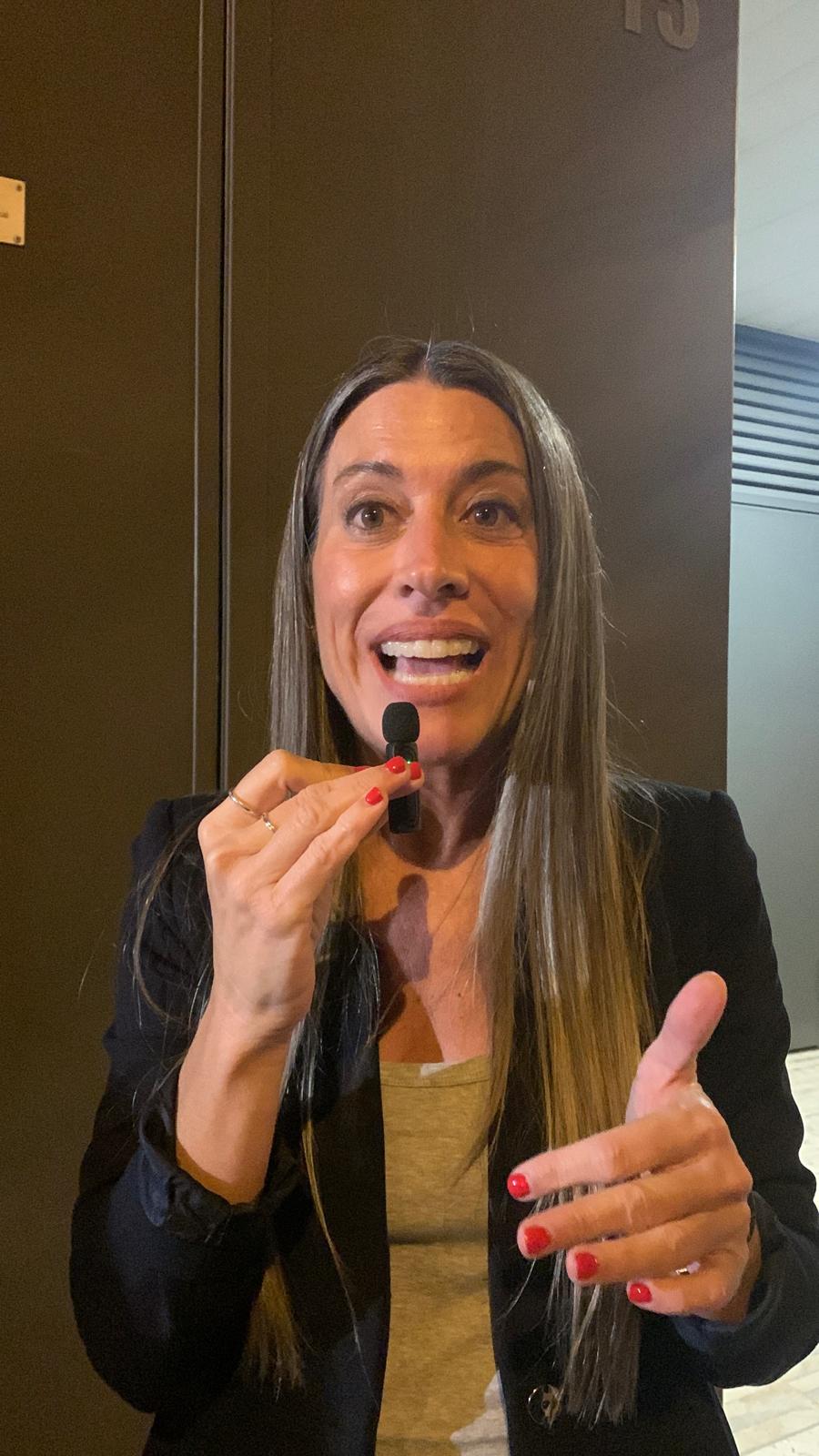 La portaveu al Congrés de Junts, durant les declaracions prèvies del sopar de Dones Actives. FOTO: Judit Josa