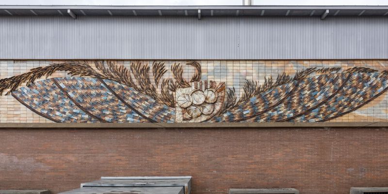 El mural ceràmic del pavelló de Can Xarau dialoga amb l'escultura Punt de partida, dues obres d'Elisa Arimany. FOTO: Arnau Padilla.